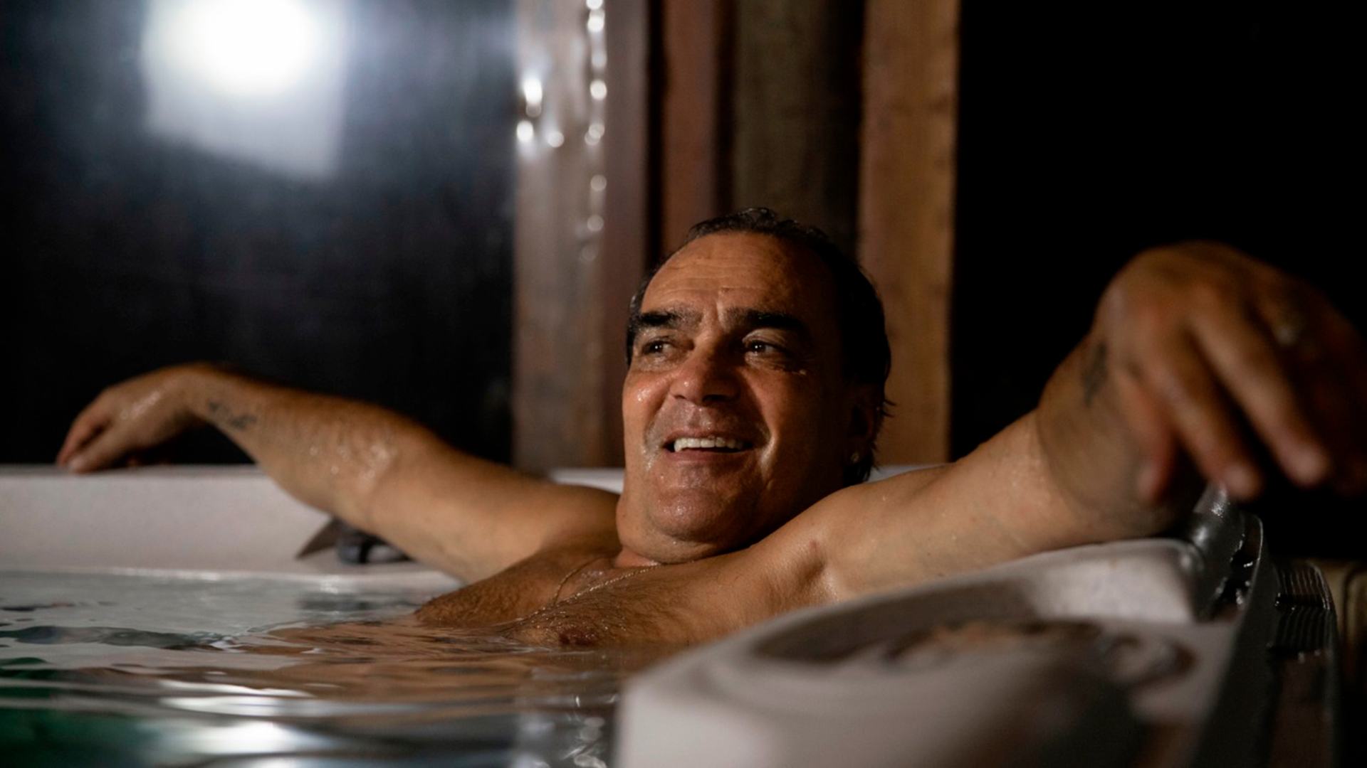 Luis Mario Vitette Sellanes en el sauna de su hotel en Uruguay, donde vive y tiene una joyería llamada Verde Esmeralda (Infobae)