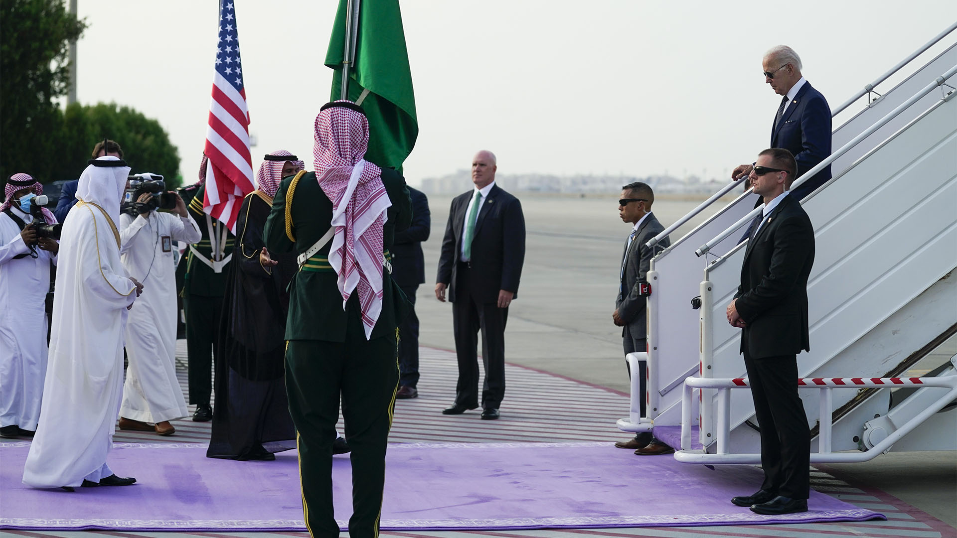 La llegada de Biden a Arabia Saudita (AP Photo/Evan Vucci)