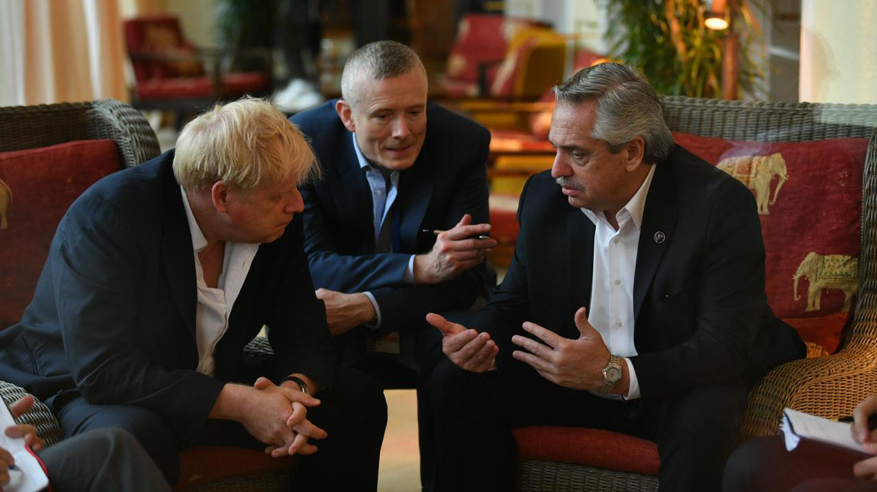 El presidente Alberto Fernández junto al primer ministro de Gran Bretaña, Boris Johnson