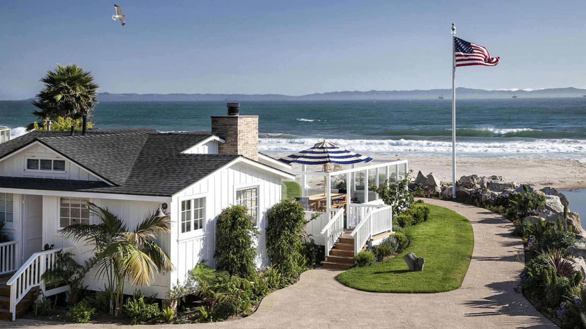 Las mansiones sobre la playa de Los Ángeles cuestan todas más de 5 millones de dólares. A partir del 1 de abril, cualquier venta deberá pagar un impuesto extra Backgrid UK/The Grosby Group

