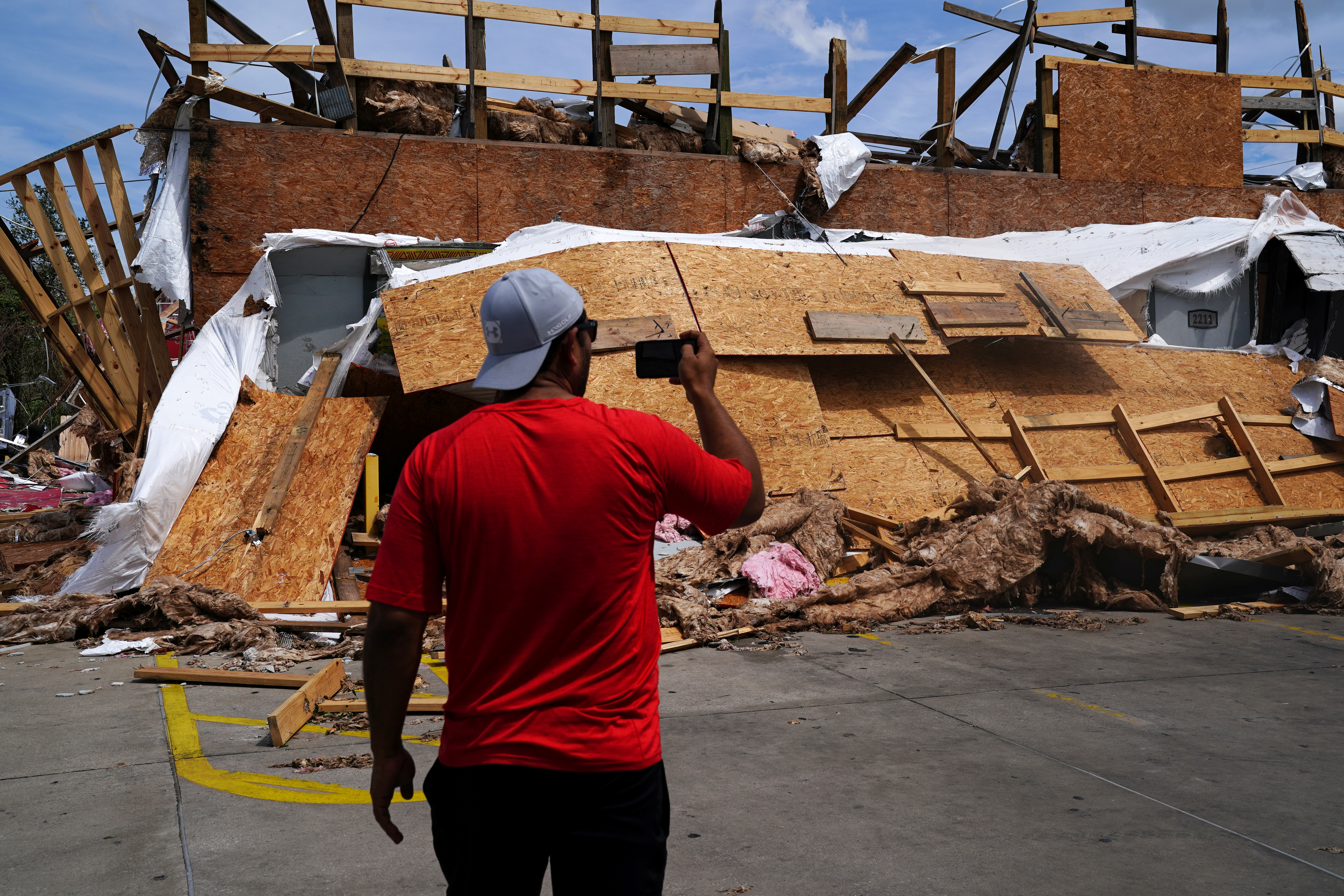 Un hombre revisa una construcción destruida tras el paso del huracán por Lake Charles, Louisiana, este 27 de agosto de 2020. REUTERS/Elijah Nouvelage