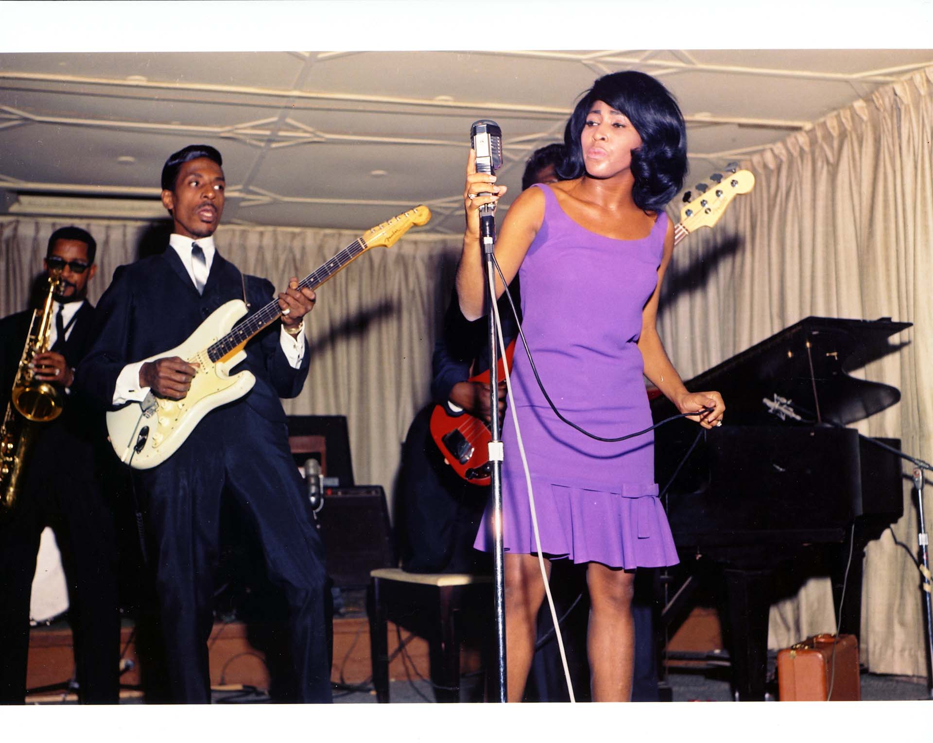 El dúo Ike y Tina Turner sobre el escenario, en un espectáculo en Dallsa, en 1964 (Getty Images) 