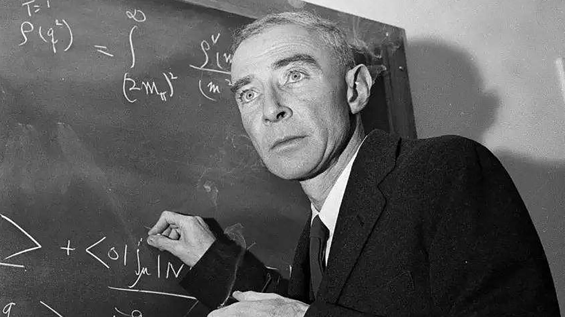 Robert Oppenheimer el 1 de diciembre de 1957. El creador de la bomba atómica vivió con culpa por el resto de sus días. "Yo soy la muerte", decía (AP Photo/John Rooney, File)