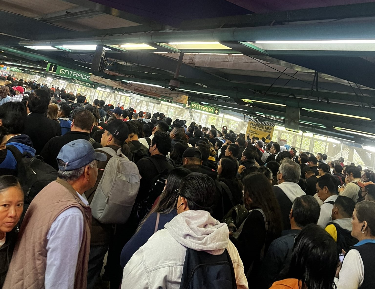 Metro CDMX: tras más de una hora del desalojo de un tren, la Línea 8 continúa saturada