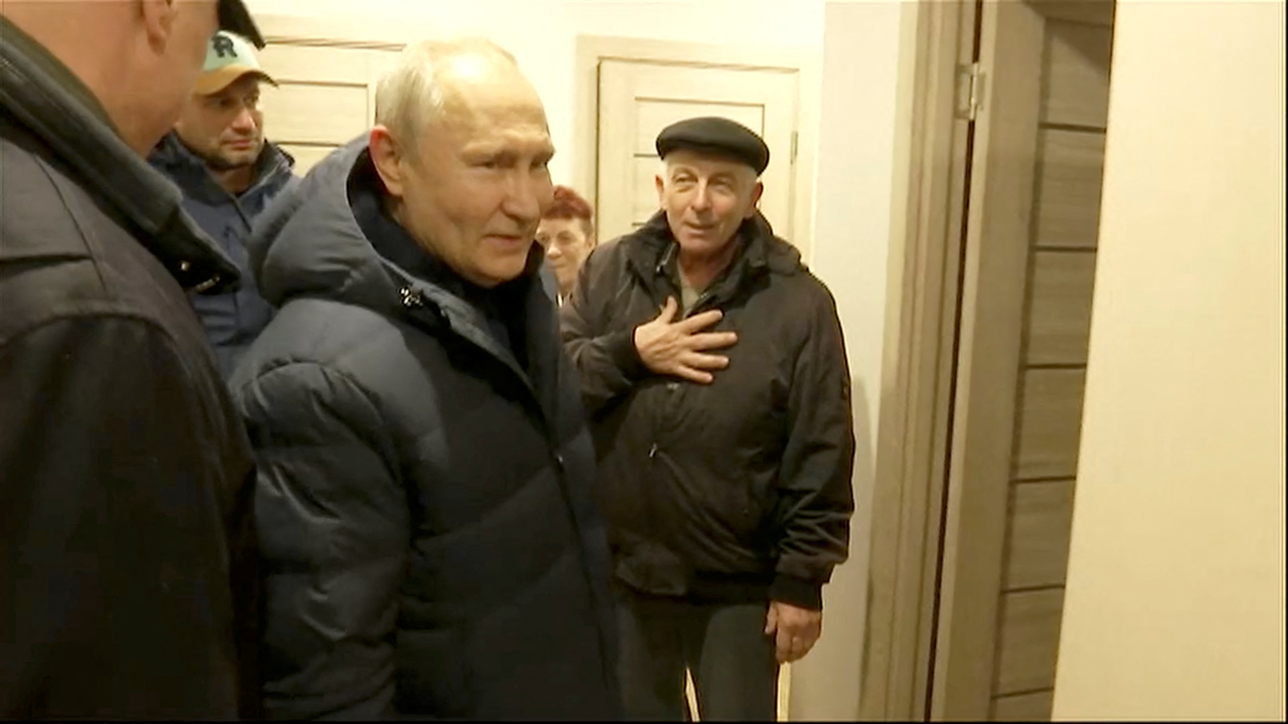 Acusaron a Vladimir Putin de enviar un doble a Mariupol: la foto que lo probaría 