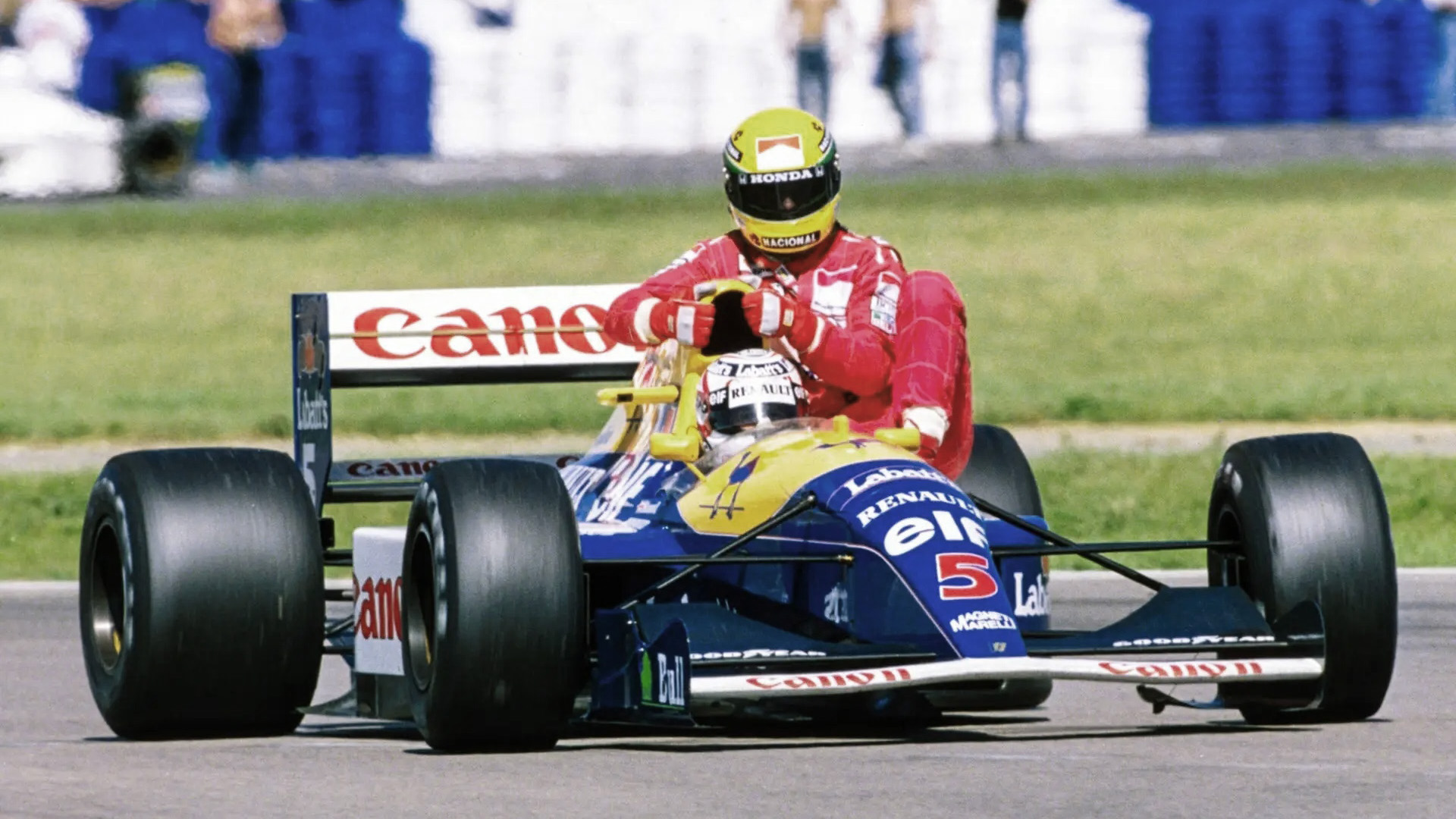 Nigel Mansell llevando a su rival, Ayrton Senna, hasta los boxes de Silverstone. Ese Williams FW14 fue uno de los autos subastados en Mónaco