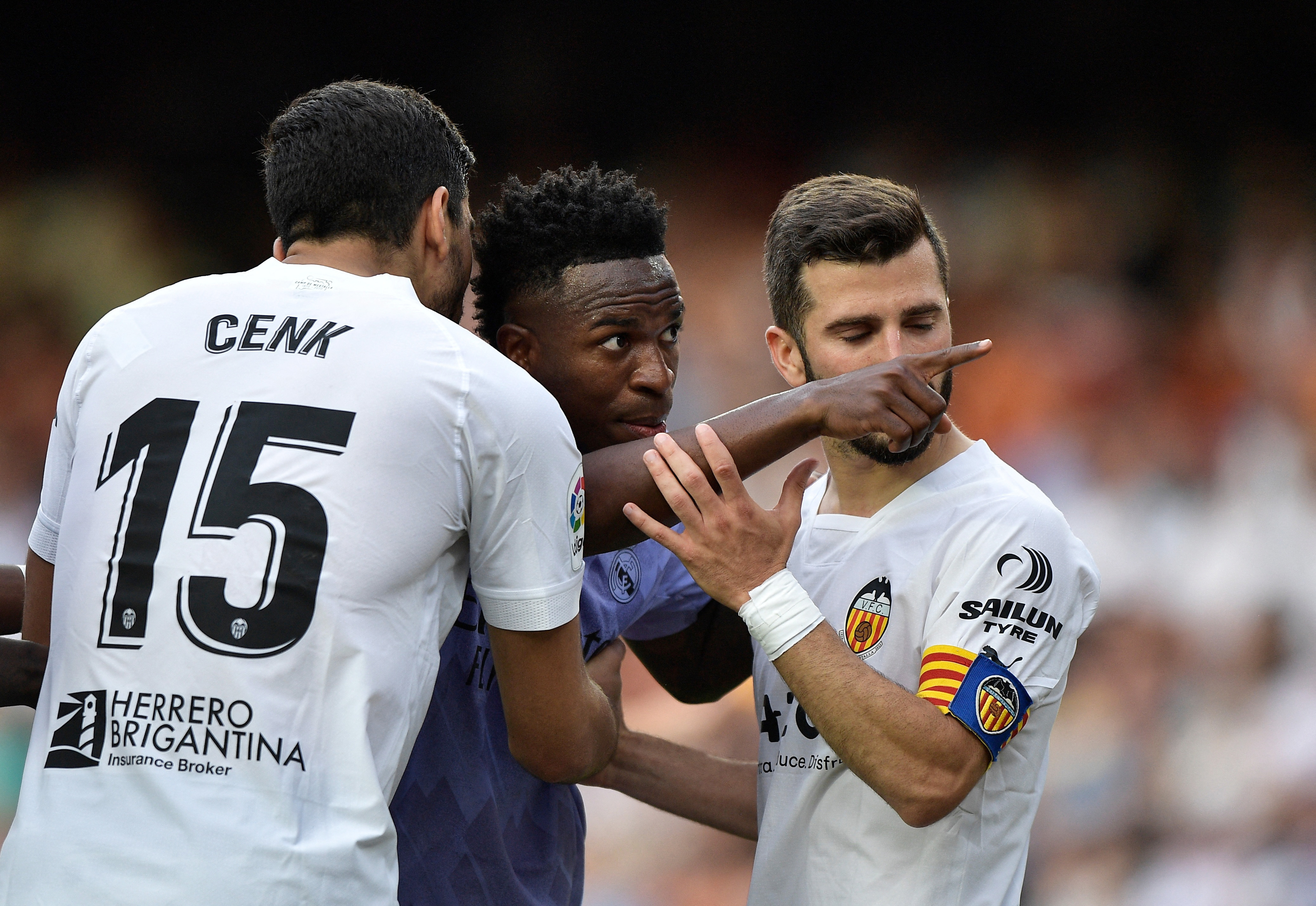 El club Valencia identificó a los aficionados que profirieron insultos racistas a Vinicius Junior y los expulsará de por vida (REUTERS/Pablo Morano)