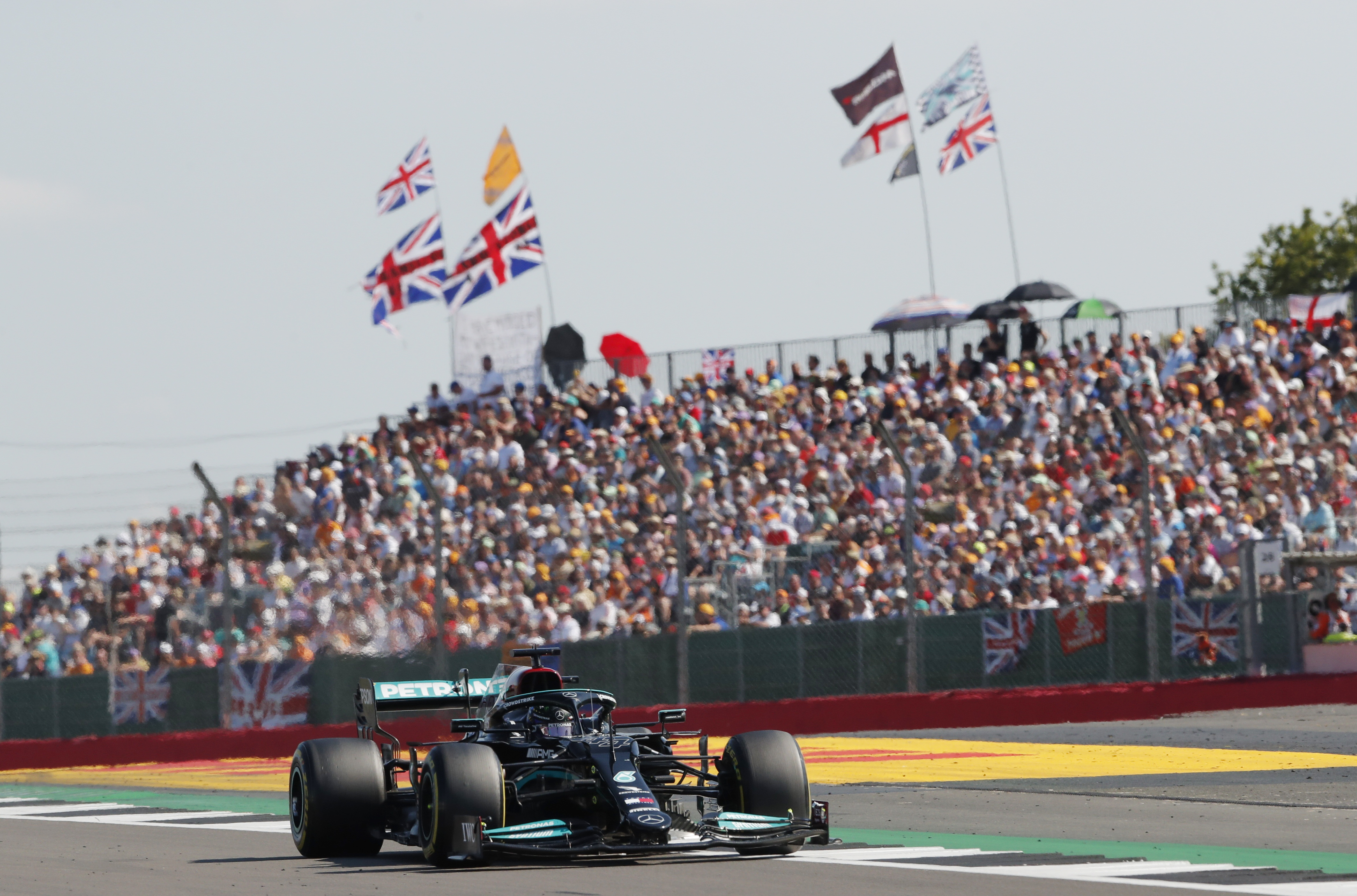 Lewis Hamilton recibió una penalización de diez segundo por el toque a Max Verstappen (REUTERS/Andrew Couldridge)