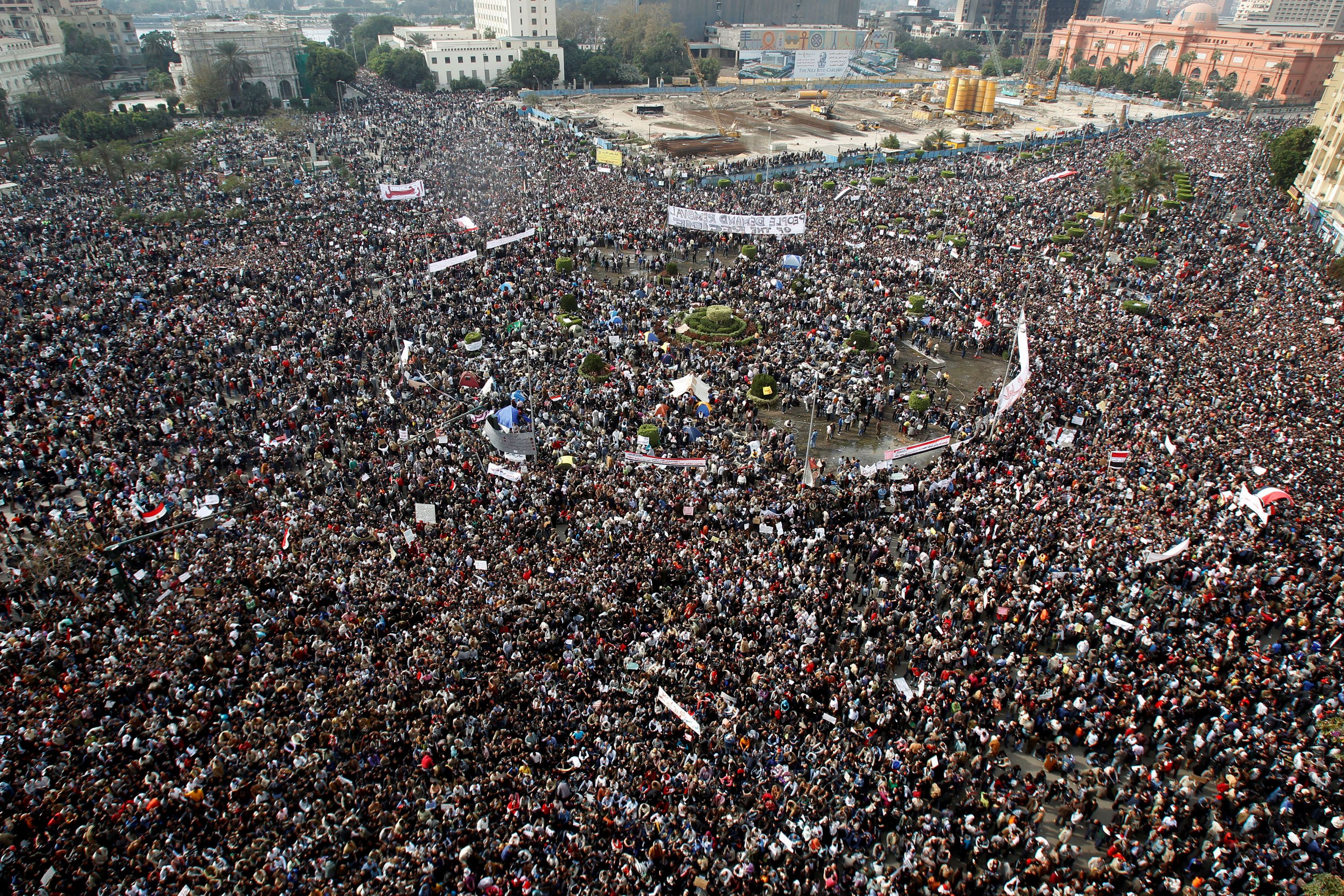 Egipcios se manifiestan en la Plaza Tahrir, en el centro de El Cairo, el 1 de febrero de 2011 (REUTERS/Amr Abdallah Dalsh/File Photo)