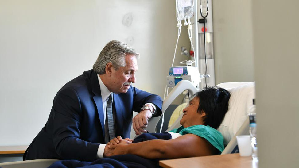 El presidente Alberto Fernández visitó a Milagro Sala, internada por una trombosis venosa profunda en su pierna izquierda, en la clínica Los Lapachos, de San Salvador de Jujuy.
