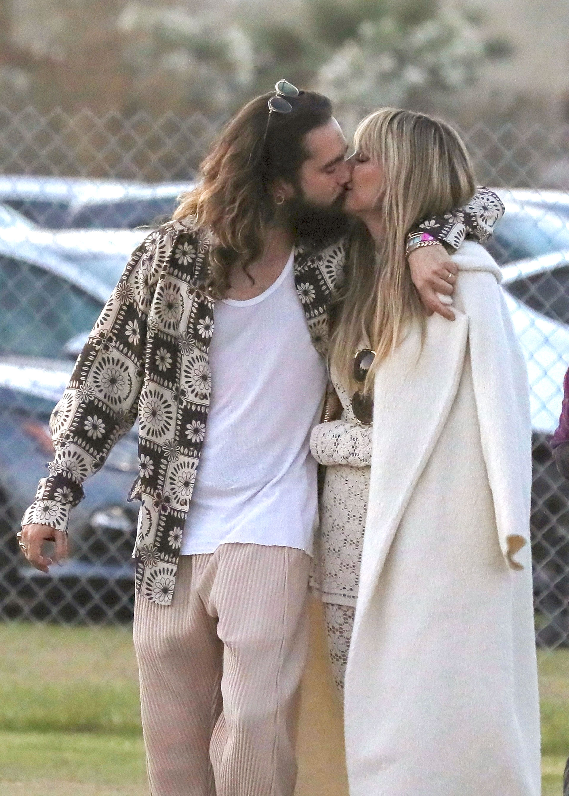 Heidi Klum y Tom Kaulitz estuvieron presentes en un festival de música y se mostraron muy cariñosos. Ella, lució un look off white: conjunto de pantalón y remera en crochet y un tapado largo. Él, por su parte, llevó un pantalón clarito, una remera blanca y una camisa estampada