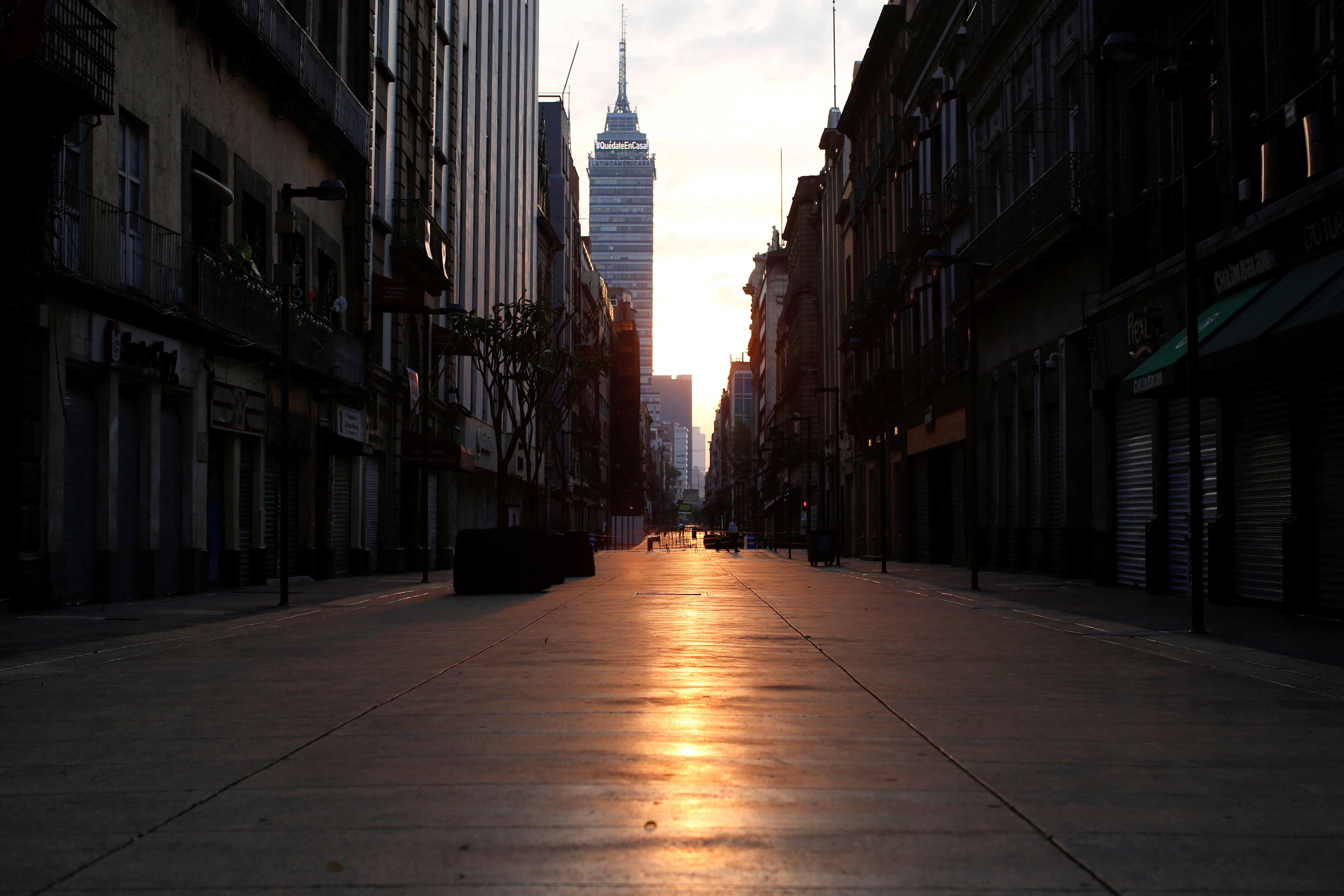 AHORA - La Torre Latinoamericana se ve a lo lejos sin gente en el paisaje, en la Ciudad de México (REUTERS/Gustavo Graf)