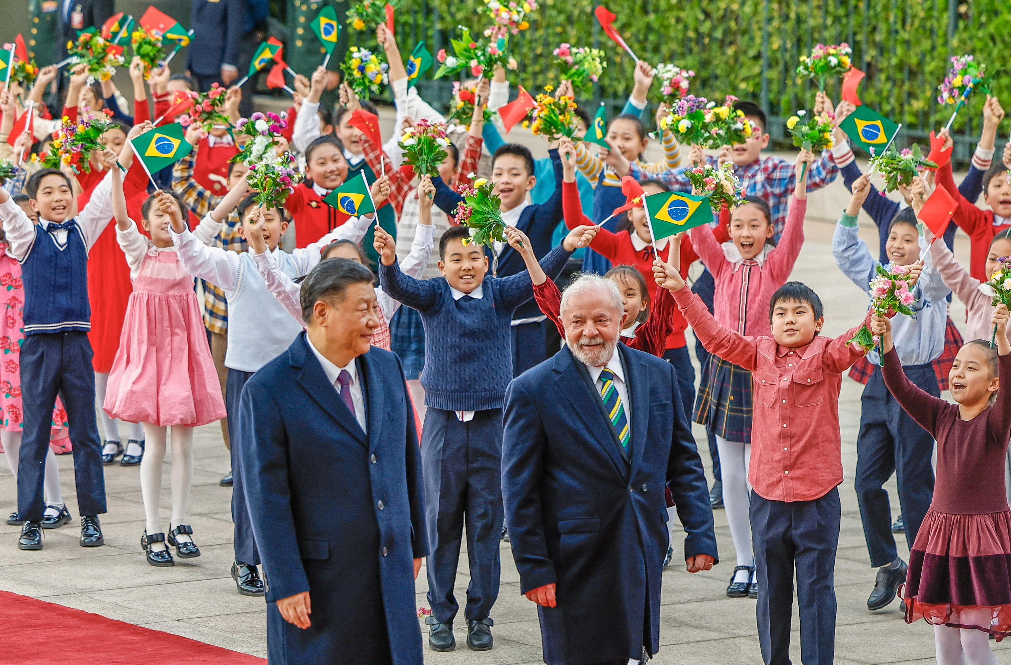 El presidente de Brasil, Luiz Inácio Lula da Silva, y el presidente de China, Xi Jinping, asisten a una ceremonia de bienvenida en el Gran Salón del Pueblo en Pekín, China, el 14 de abril de 2023. (Reuters)