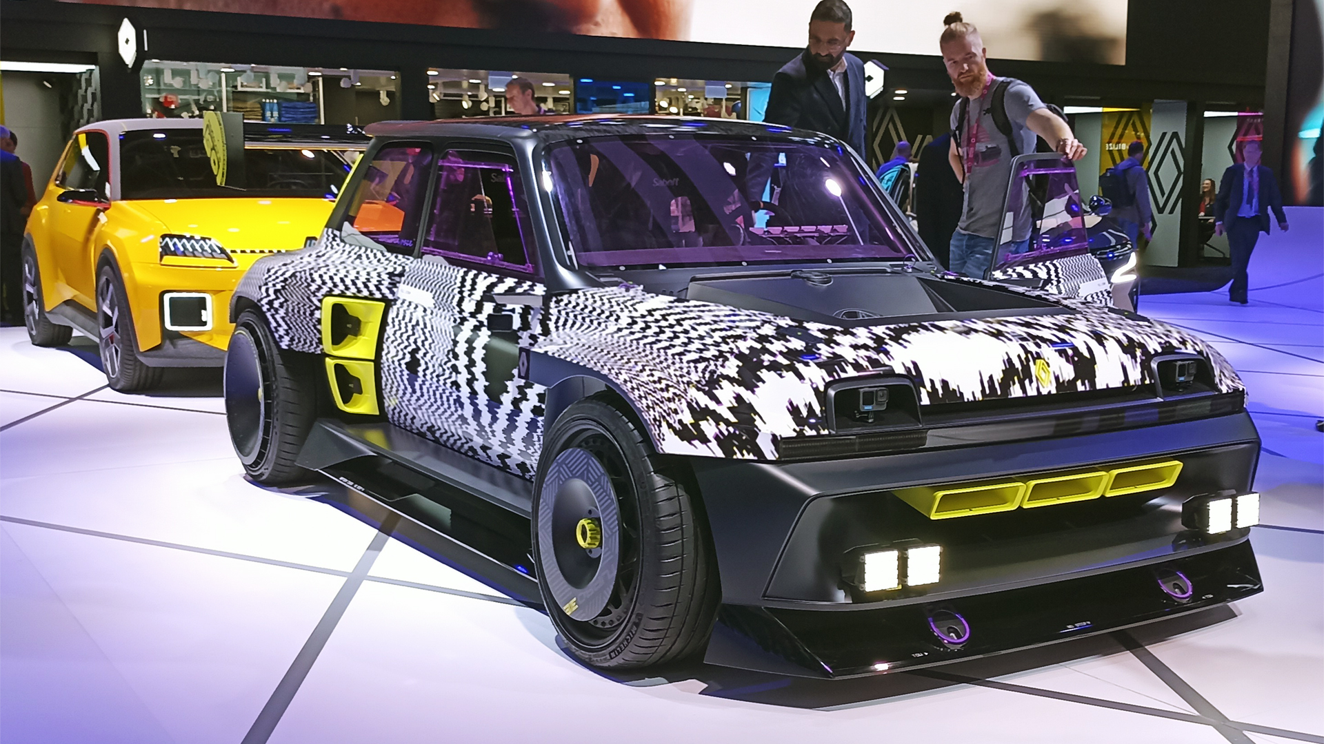 El R5 Turbo 3E fue el concept-car más llamativo del stand de Renault, pero no fue el único. El otro es el Scenic Vision H2 Tech, un auto reciclado, reciclable y propulsado por electricidad e hidrógeno