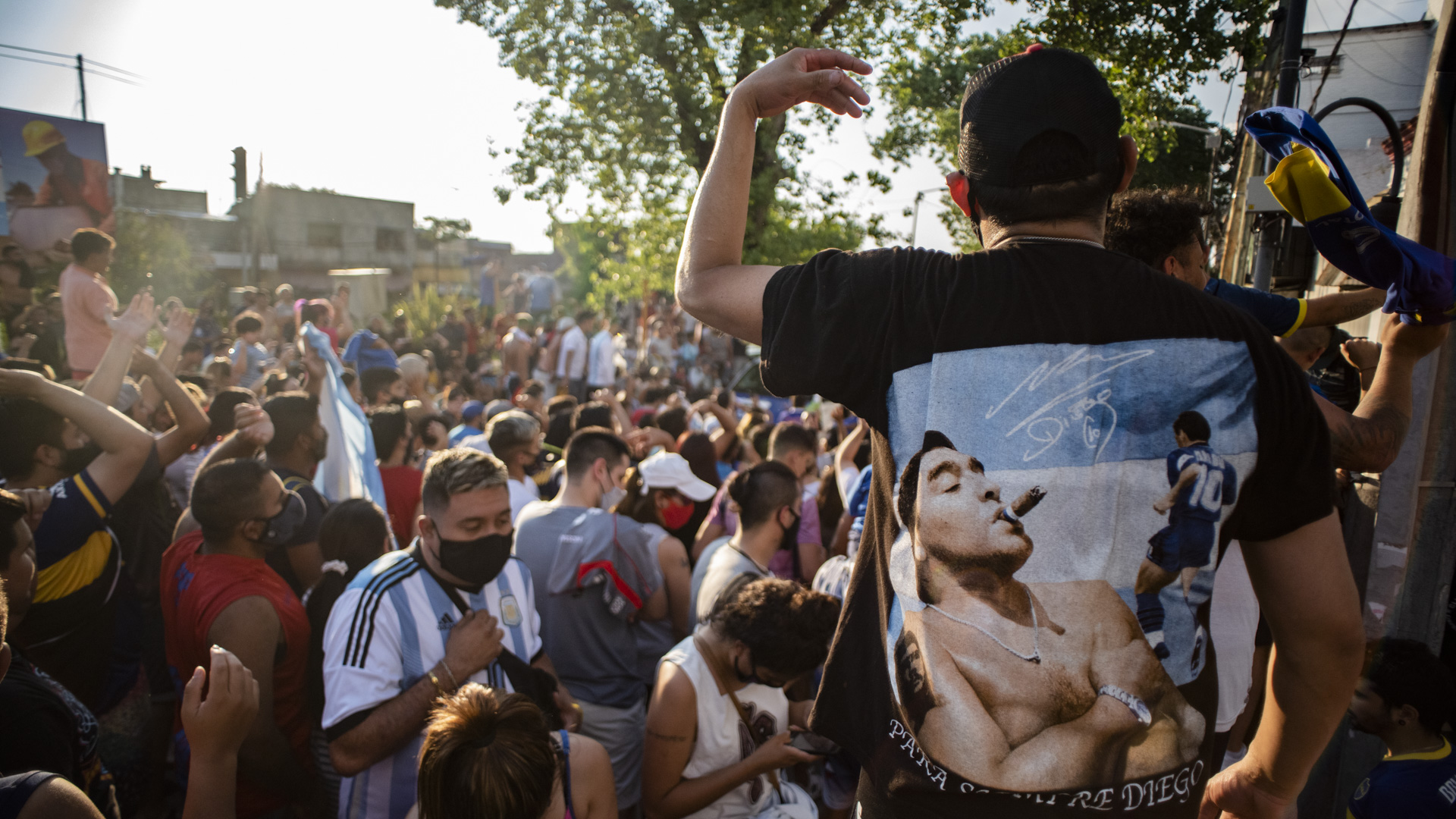 Imagen de un Maradona rebelde en la despedida espontánea en la morgue (Adrián Escandar)