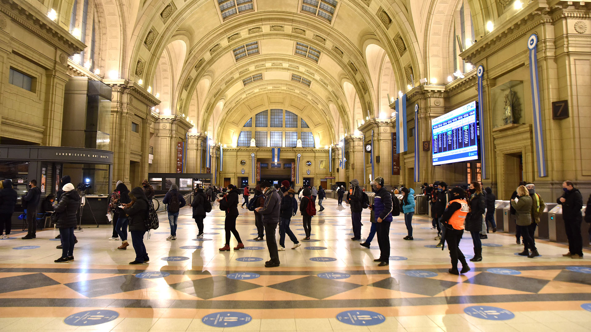También se incrementaron los controles en los ingresos a las estaciones de trenes del AMBA, más los habituales de las cabeceras de Once, Constitución y Retiro.