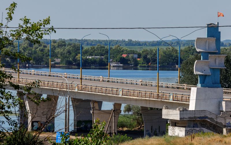 FOTO DE ARCHIVO. Una vista general muestra el puente Antonivskyi, cerrado para los civiles, en Jersón, Ucrania, controlada por Rusia