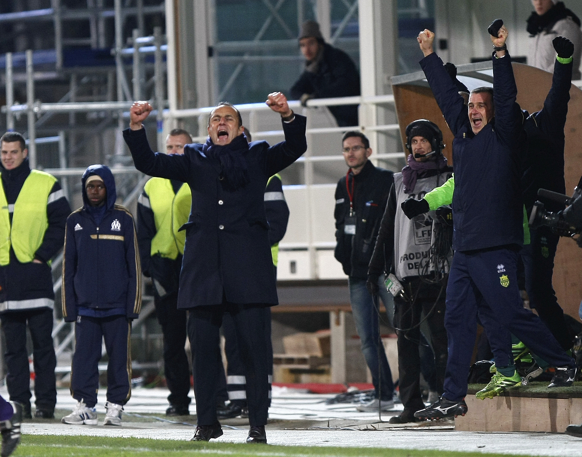 ARCHIVO - En foto del 6 de diciembre del 2013, el técnico del Nantes Michel Der Zakarian tras superar al Marsella en el encuentro de la liga. (AP Foto/Claude Paris, Archivo)