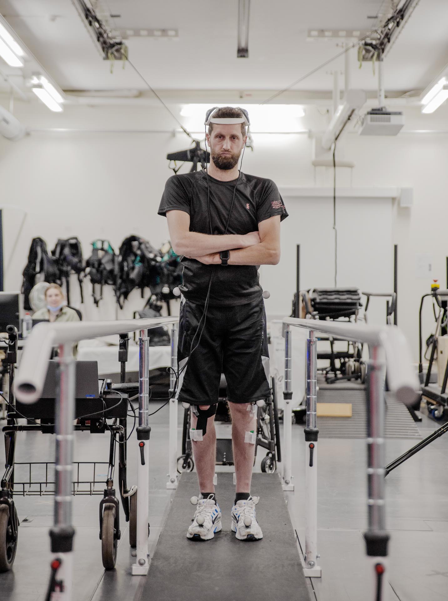 El "puente digital" le permitó al hombre tetrapléjico recuperar el control sobre el movimiento de sus piernas paralizadas, y logró ponerse de pie, caminar e incluso subir escaleras (gentileza Le Centre Hospitalier Universitaire Vaudois )