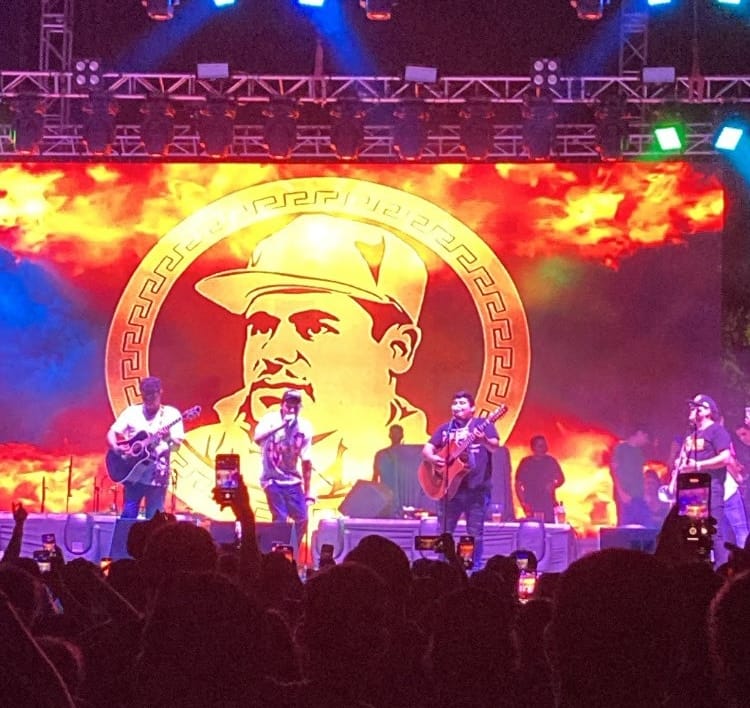 Un cantante de corridos homenajeó a "El Chapo" durante el cierre de un concierto que celebraba el 491 aniversario de Culiacán 
(Foto: Twitter/@CMAS_AC)