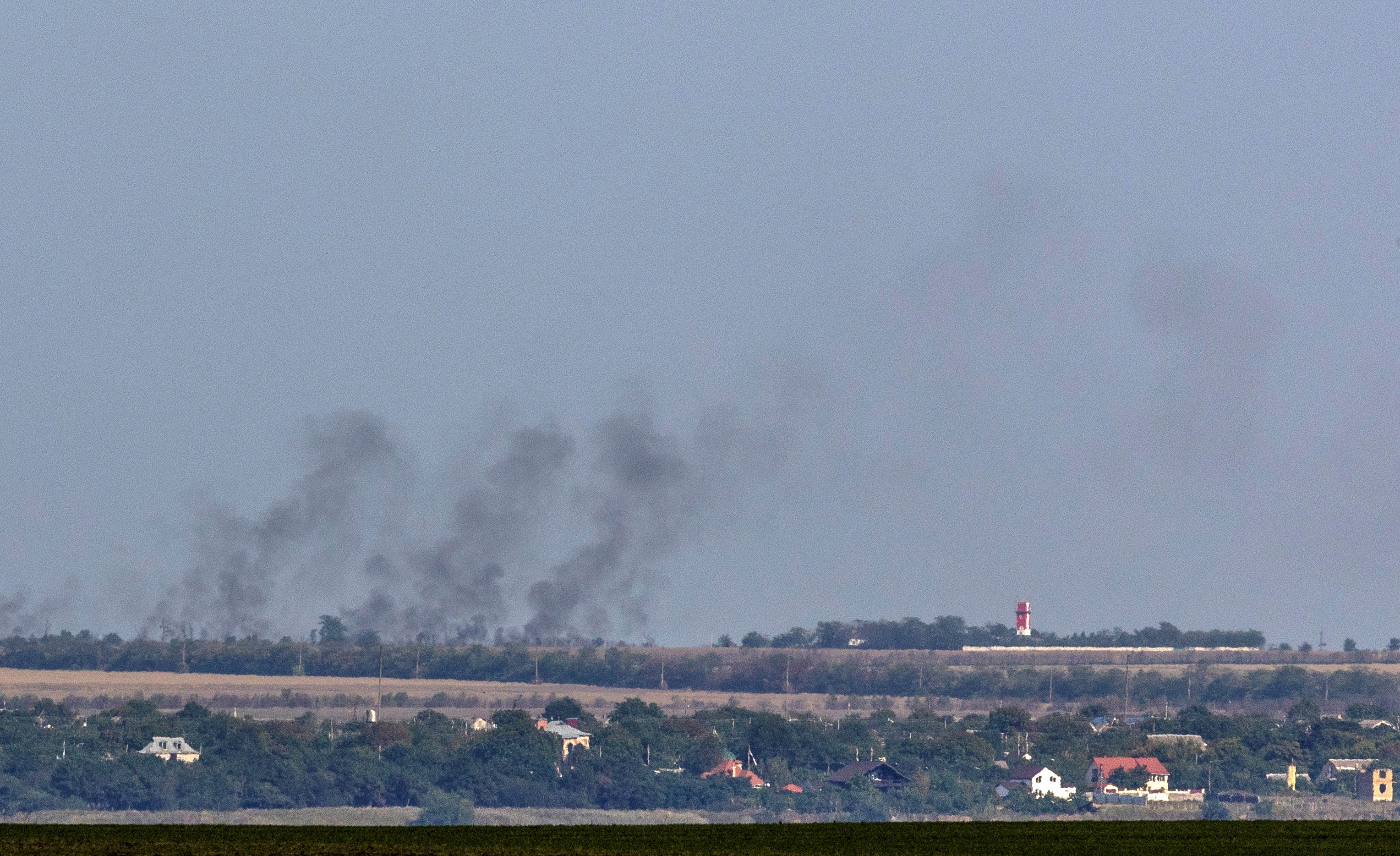 El humo se eleva tras un bombardeo desde un lugar desconocido, dos días después de que Kiev anunciara el inicio de una contraofensiva en el sur para retomar el territorio ocupado por Rusia en medio de la invasión de Ucrania, al sureste de Mykolaiv, Ucrania, 31 de agosto de 2022 (Reuters)