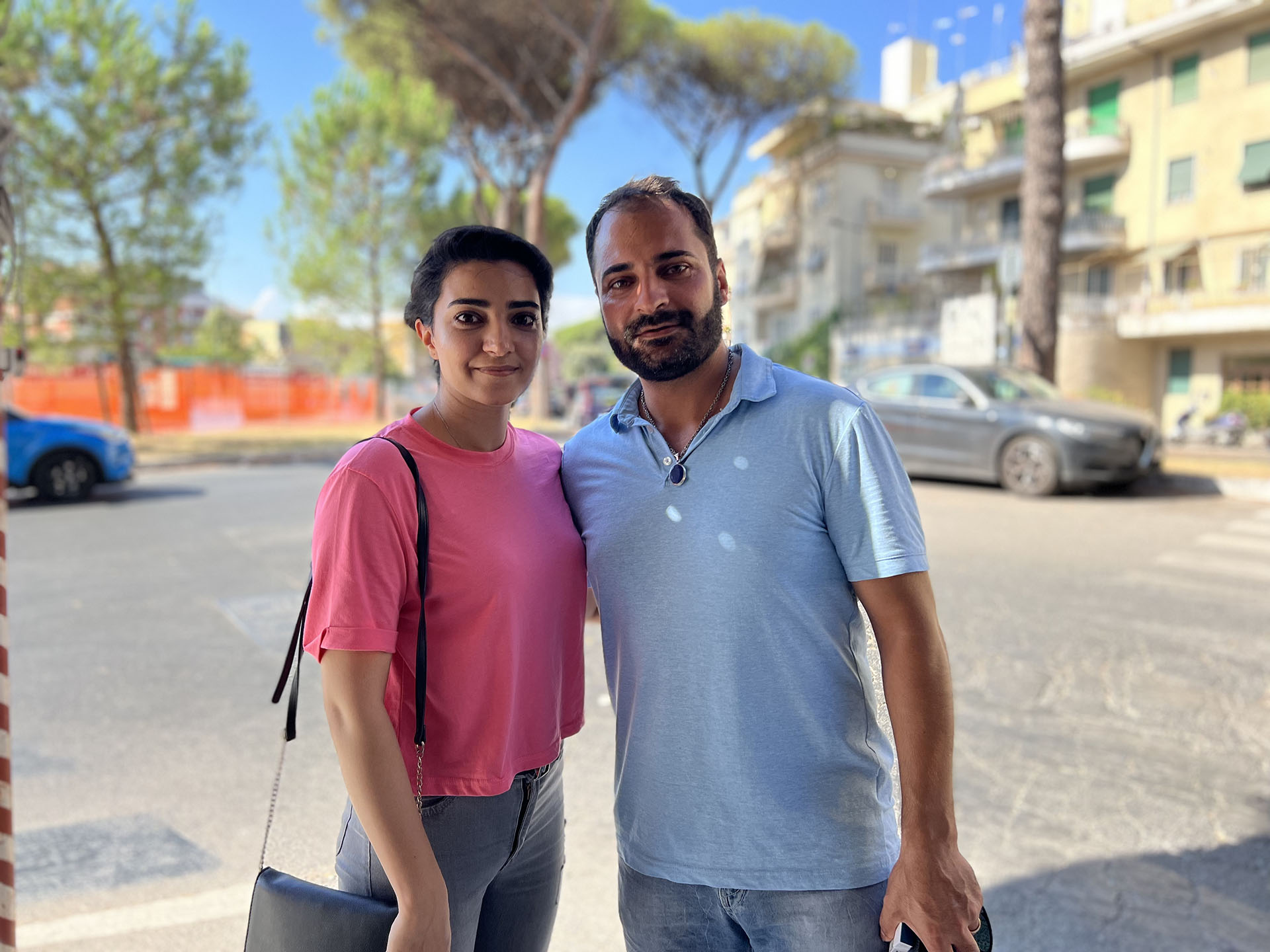 Samaneh junto a su hermano en Roma. Él vive en Italia hace siete años y logró que su hermana fuera admitida en el país como refugiada