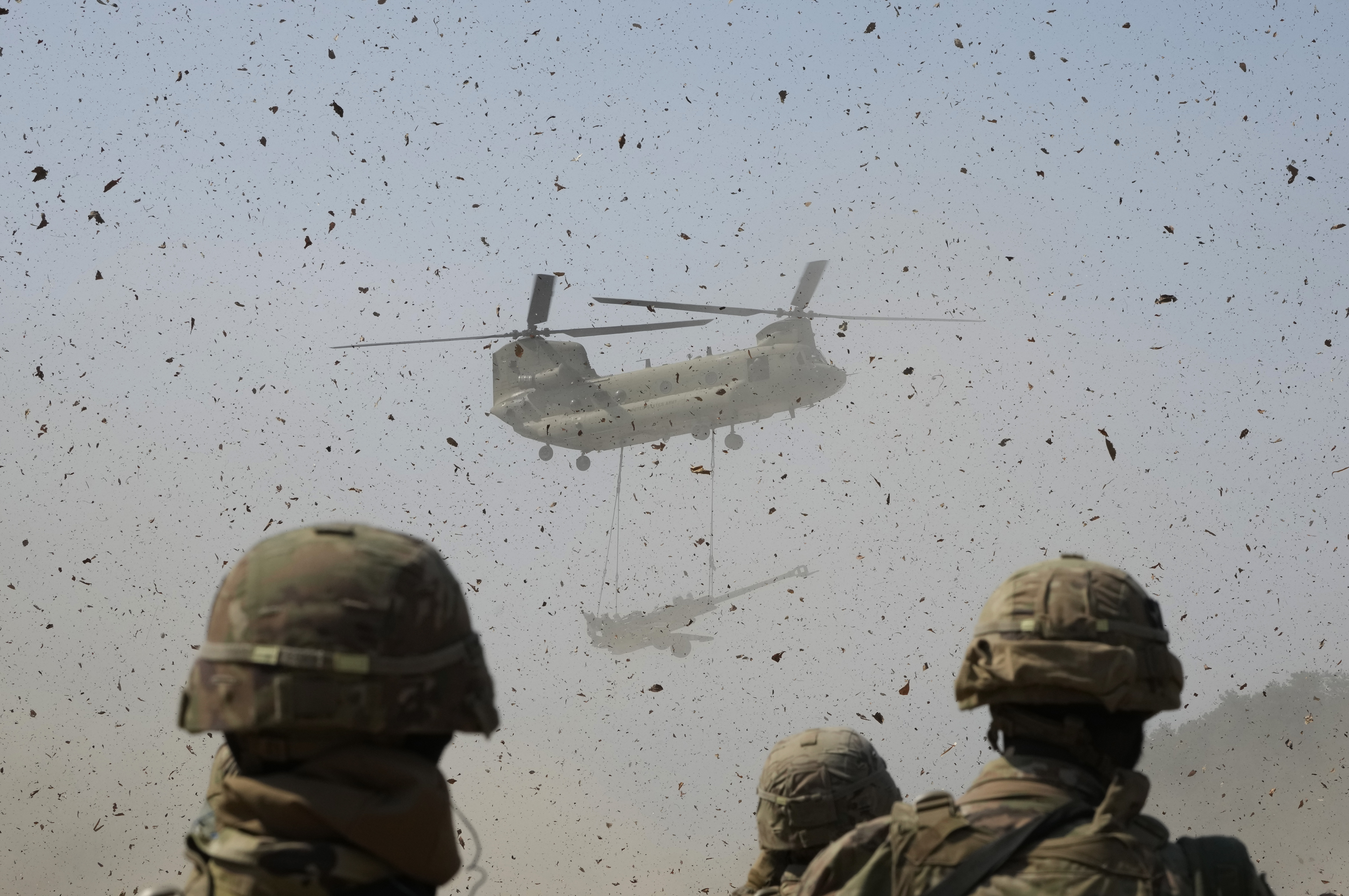 Un helicóptero Chinook CH-47 del Ejército de Estados Unidos transporta un obús M777 durante una maniobra militar conjunta entre Estados Unidos y Corea del Sur en el Complejo Rodriguez. (AP Foto/Ahn Young-joon)