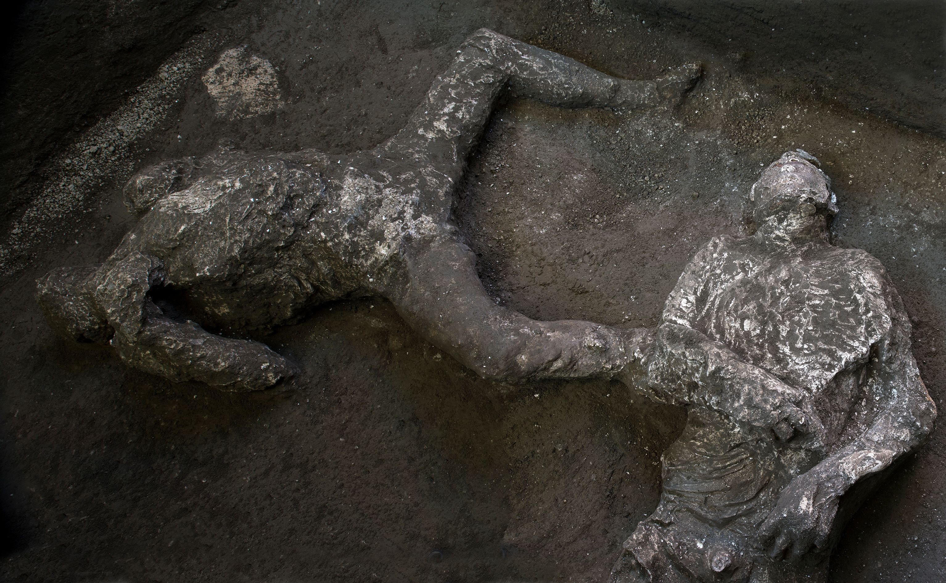 Ambos esqueletos fueron encontrados en una habitación lateral a lo largo de un pasillo subterráneo, conocido en la época romana antigua como criptoporticus, que conducía al nivel superior de la villa (Luigi Spina/Handout via REUTERS)