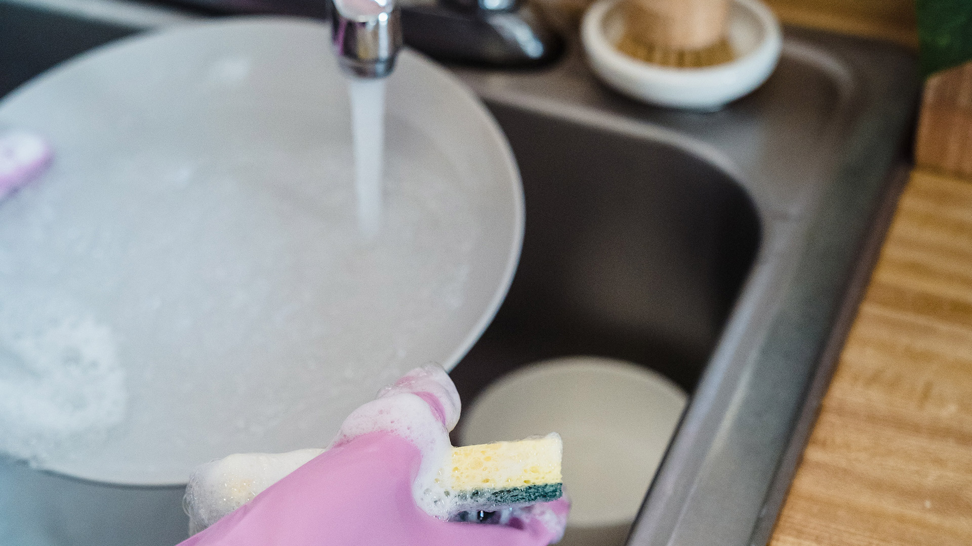 Trapos, esponjas y utensilios de cocina: cómo limpiar correctamente “la casa” de las bacterias