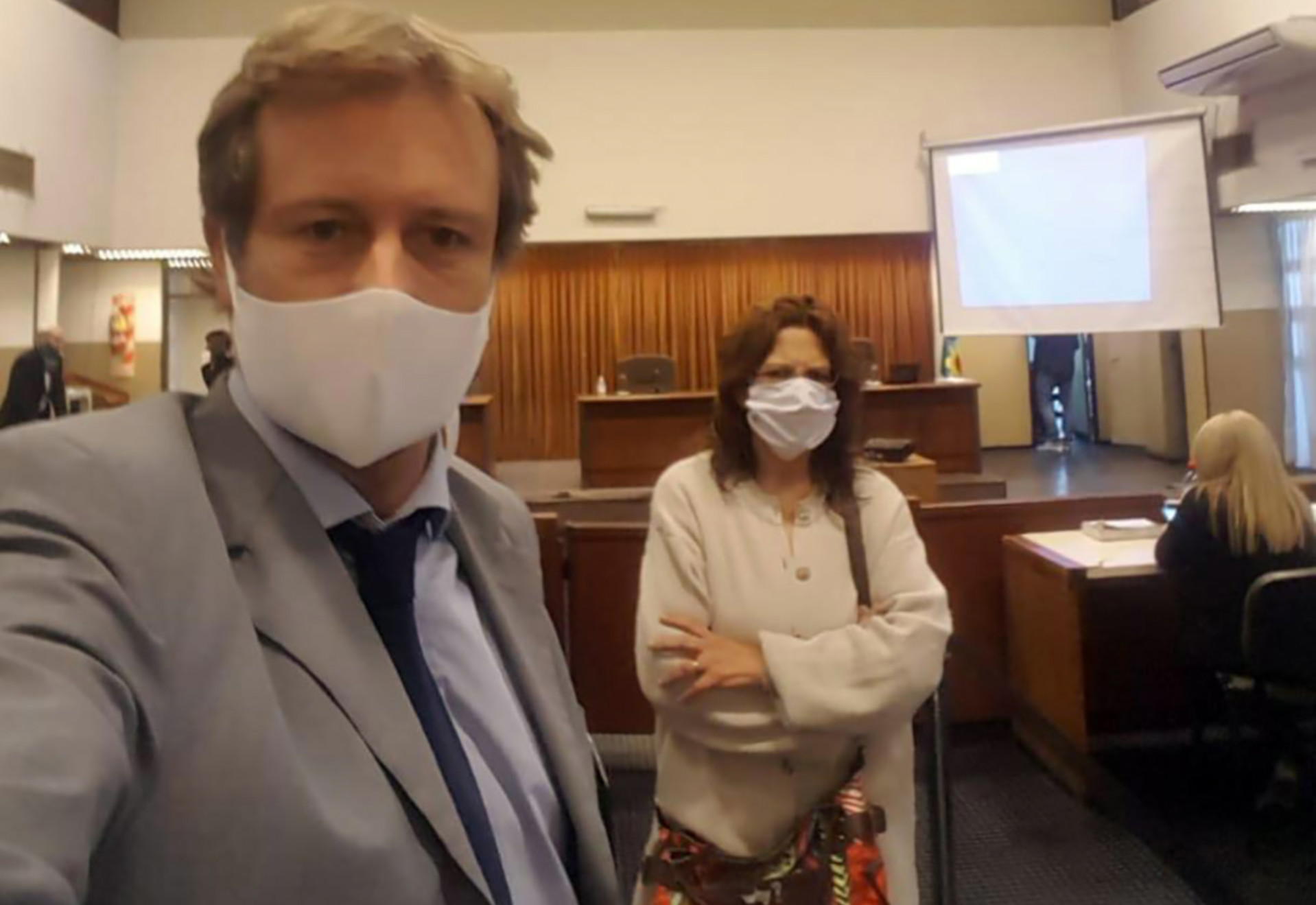 Silvia Pérez y su abogado, Guillermo Bernard Krizan, durante la última audiencia del juicio (Télam)