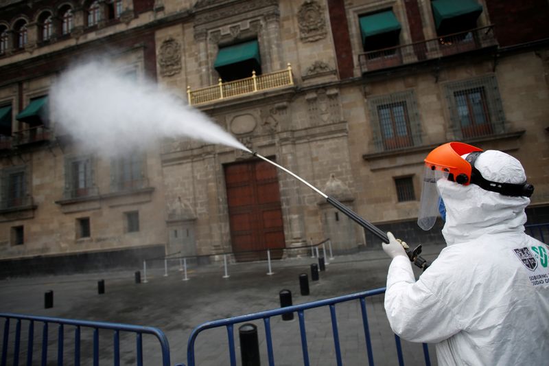 Esta mañana, Hugo López-Gatell señaló que la fase tres de contagio es la etapa de máxima velocidad de ascenso de la epidemia (Foto: REUTERS/Gustavo Graf)