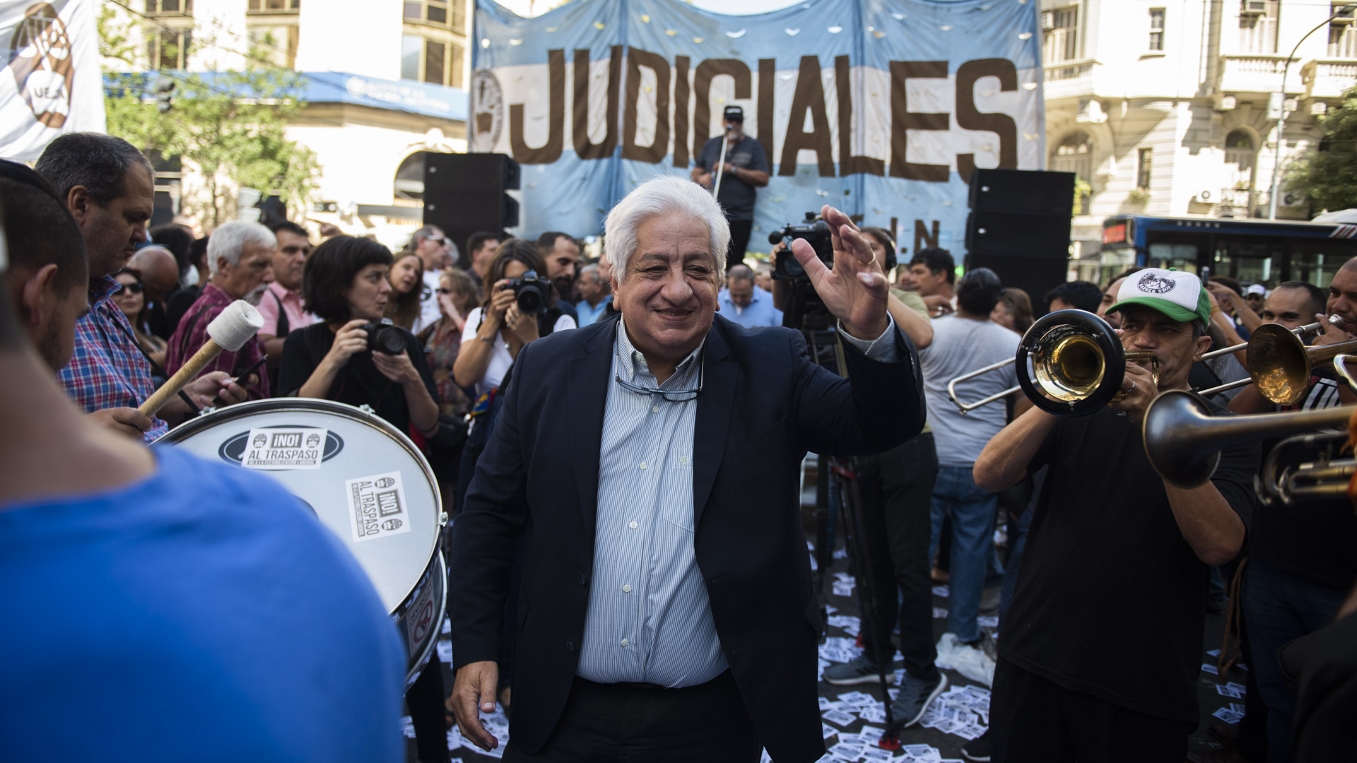 Julio Piumato al frente de un acto del gremio de judiciales en las puertas del Palacio de Justicia (Adrián Escandar)