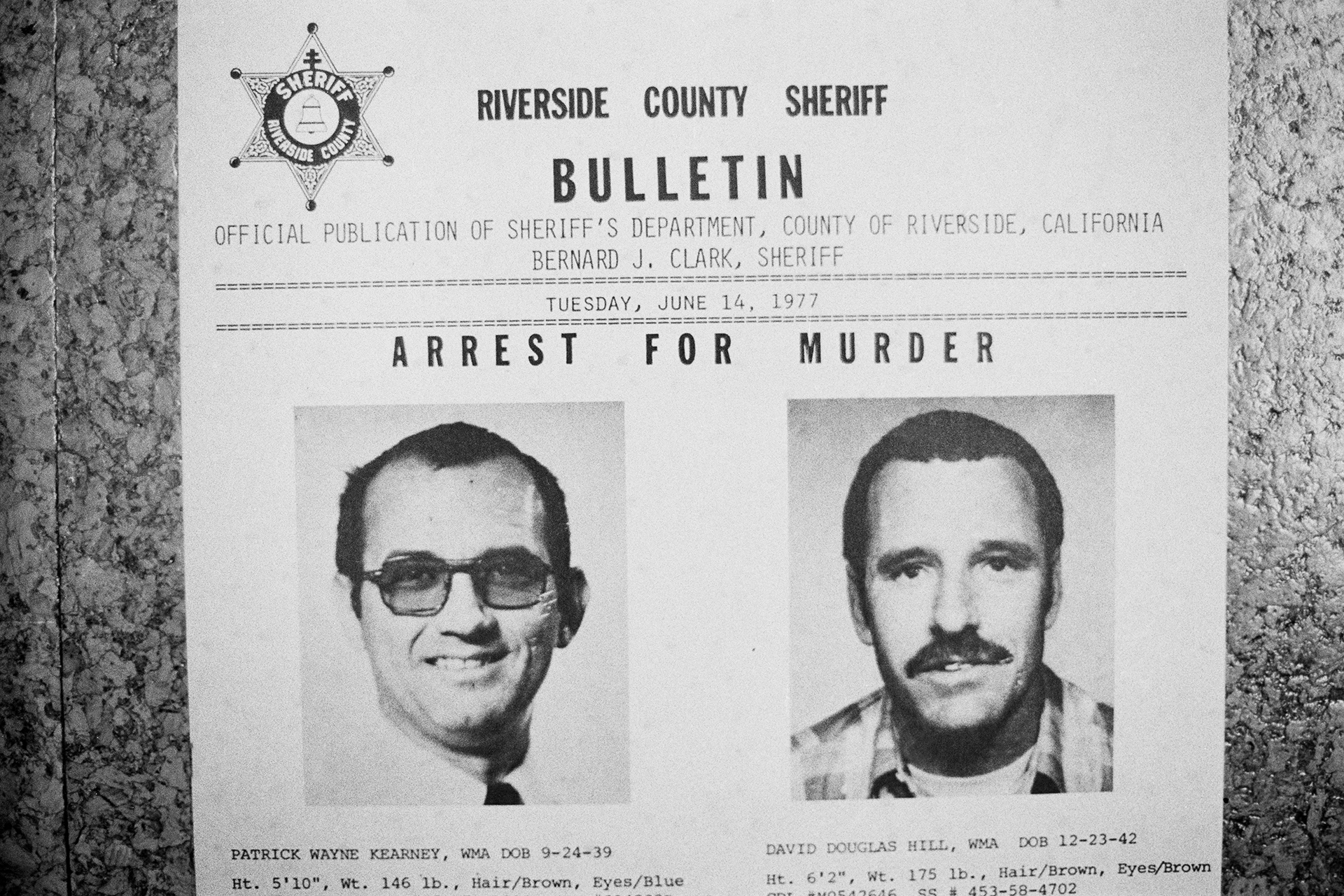 Un cartel de búsqueda de los amantes y asesinos en serie de California Patrick Wayne Kearney y David Douglas Hill. Por entonces se creía que David también era uno de los criminales (Tony Korody/Sygma/Sygma via Getty Images)