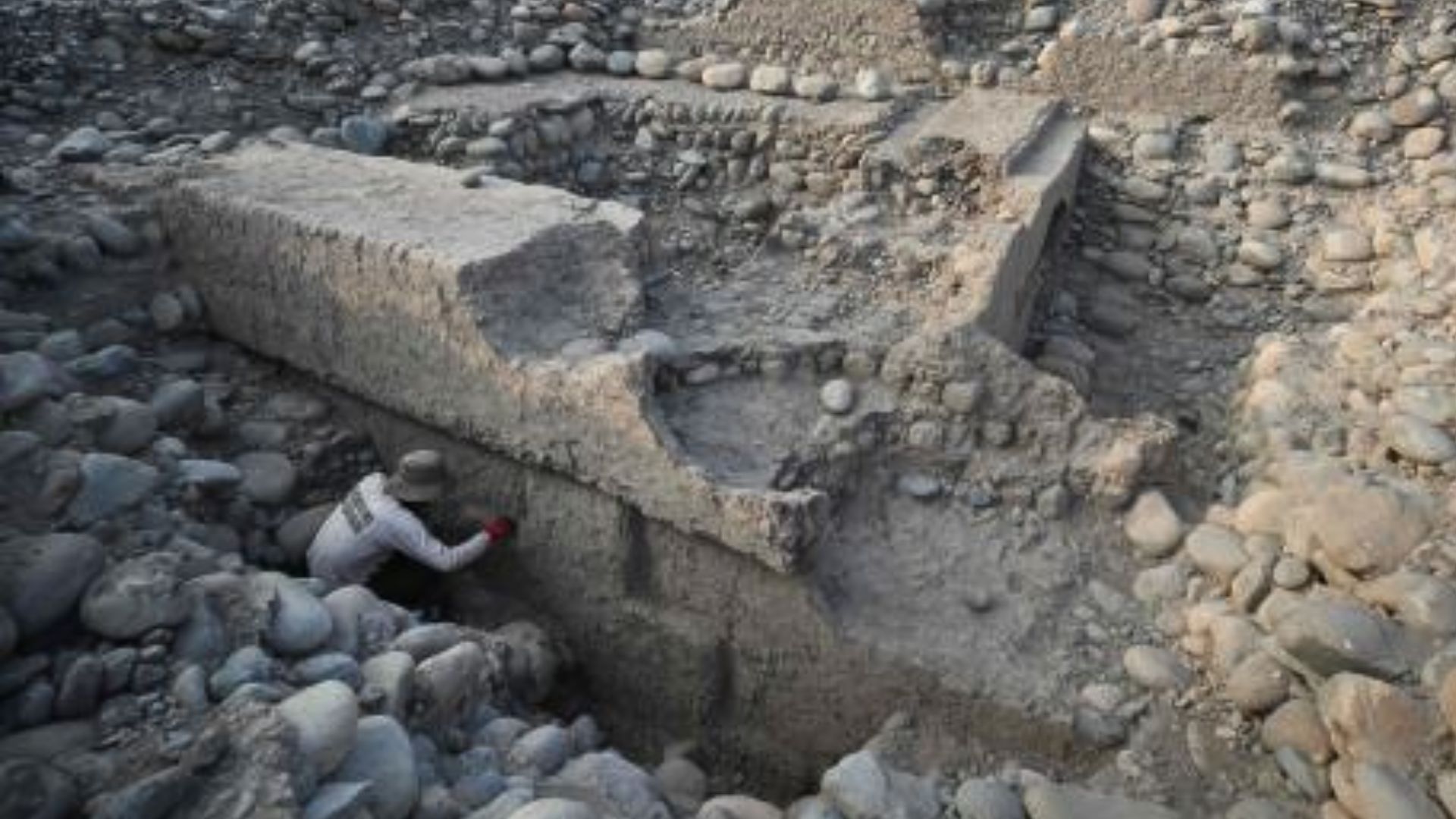 Arqueólogos trabajan en tumba de jerarca de cultura preinca encontrada en Perú