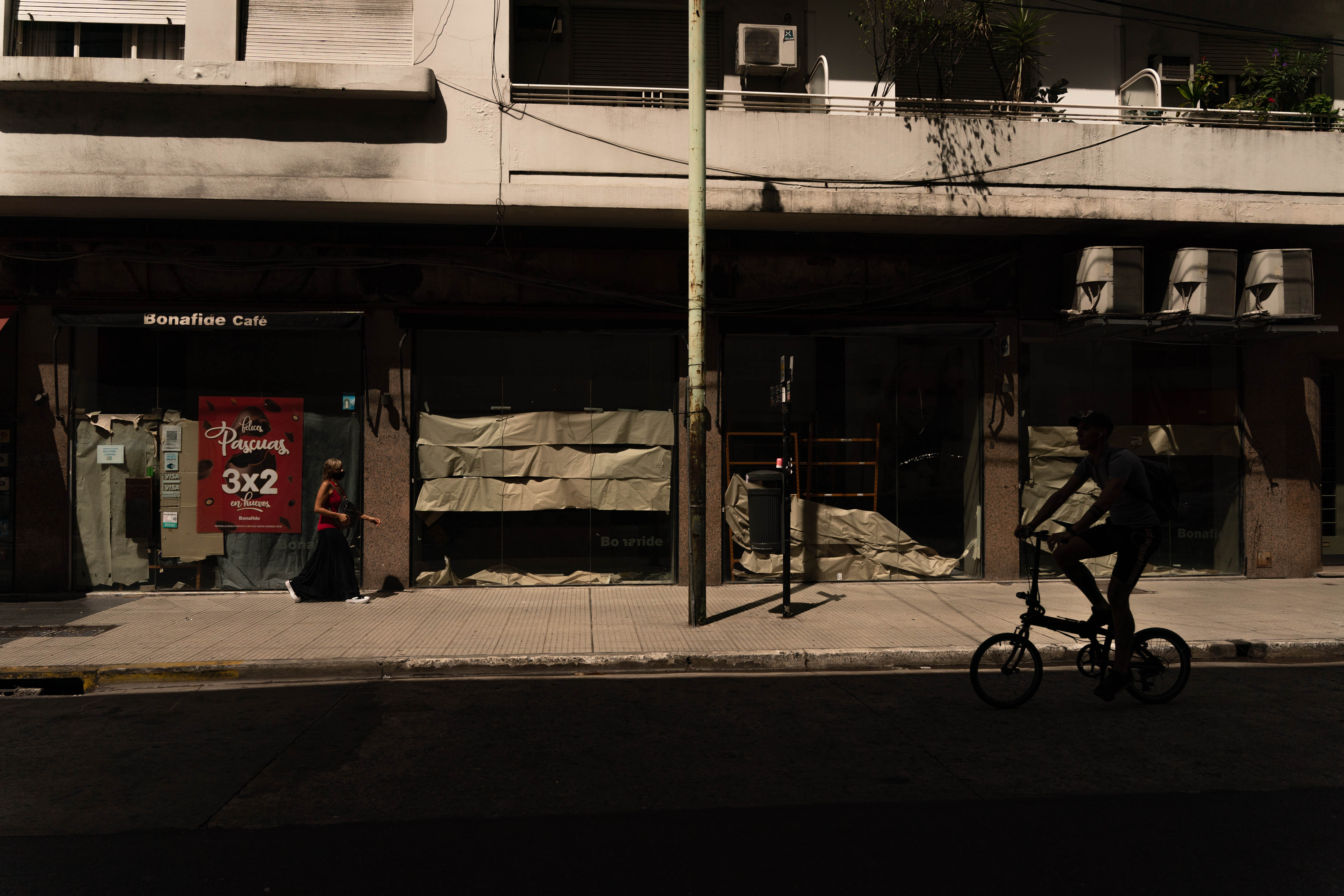 Montevideo casi esquina Corrientes. Una cafetería de una cadena reconocida cerró sus puertas. (Foto: Franco Fafasuli)