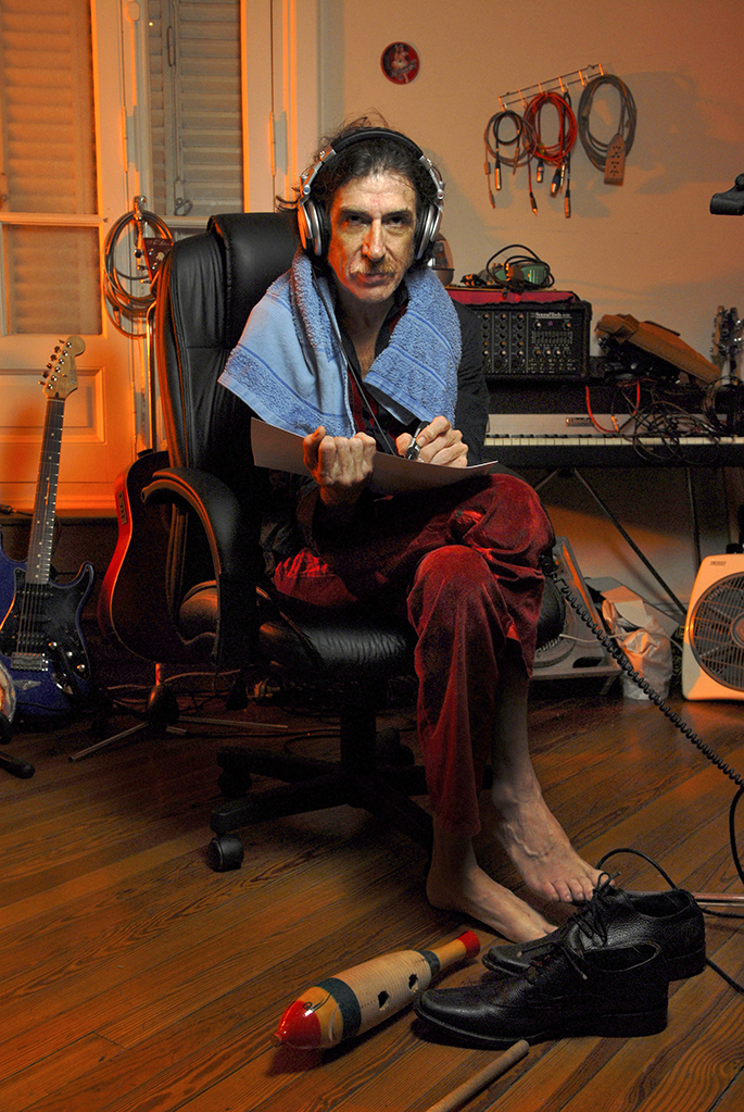 Charly, en su departamento porteño. En el 92 reunió brevemente a Serú Girán y comenzaron los escándalos mediáticos. En 1994 fue internado en un psiquiátrico.