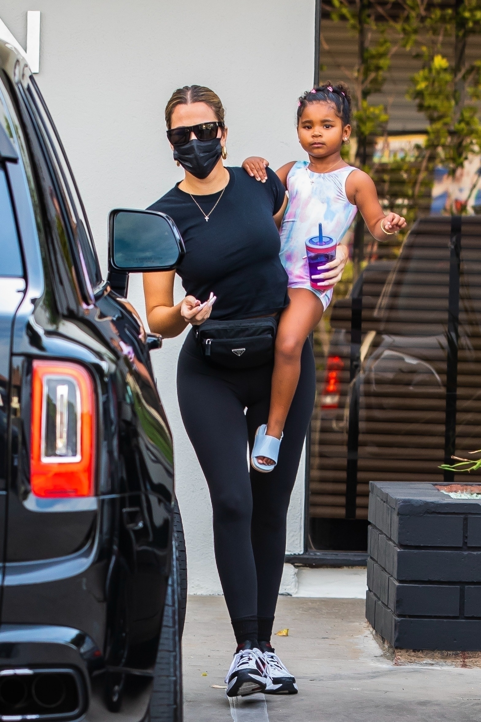 Khloe Kardashian asistió a una clase de danza en Calabasas. Estuvo acompañada por su hija, a quien cargó en brazos hasta su vehículo