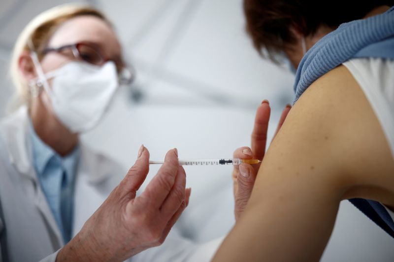 “No podemos vacunar al planeta cada seis meses”, advirtió el jefe de Inmunización del Reino Unido