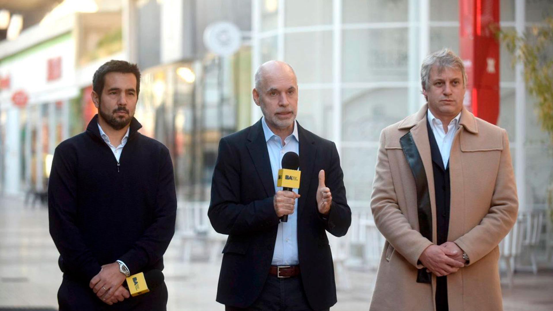 Rodríguez Larreta en la conferencia de prensa del jueves pasado junto a sus funcionarios Felipe Miguel y Martín Mura