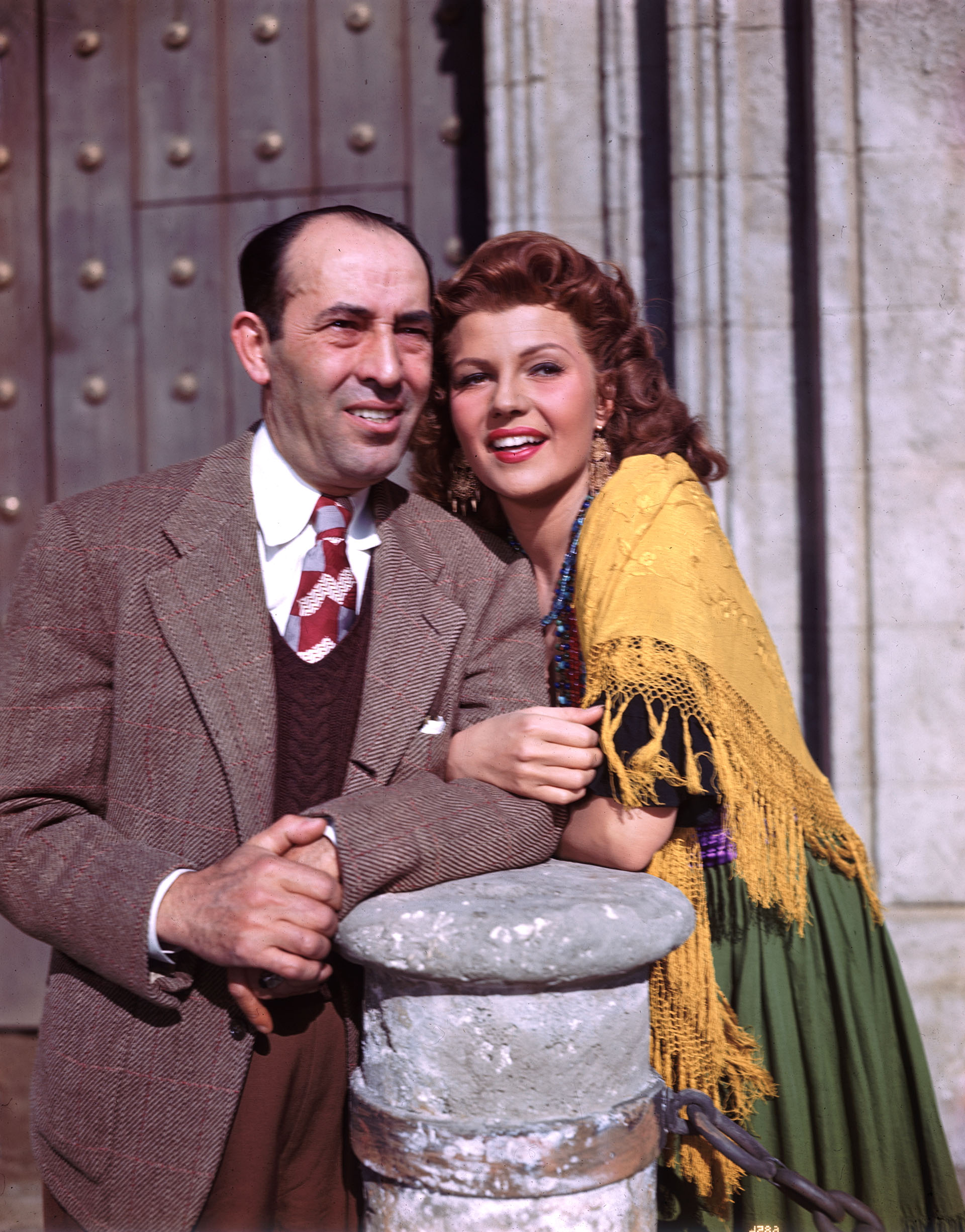 Rita Hayworth with her father Eduardo Cansino in 1948. on the film set of 'Los amores de Carmen'.  HE had always abused her, but the young actress tried to hide the tragedy that had marked her life (Hulton Archive/Getty Images)