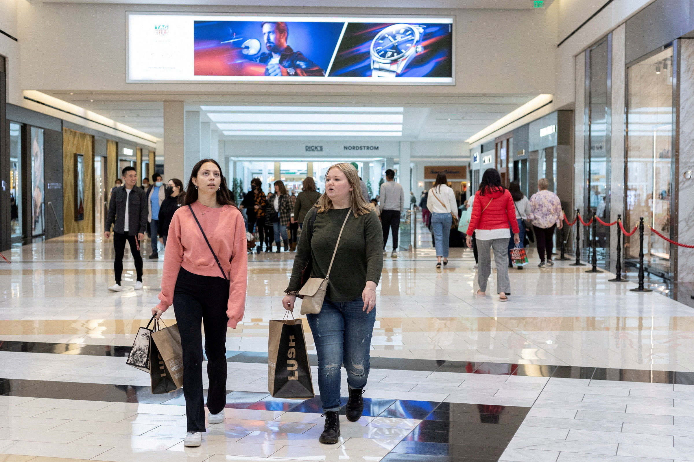 FOTO DE ARCHIVO: Personas con bolsas de compras caminan dentro del centro comercial King of Prussia en Pensilvania, EE. UU., 26 de noviembre de 2021. REUTERS/Rachel Wisniewski/File Photo