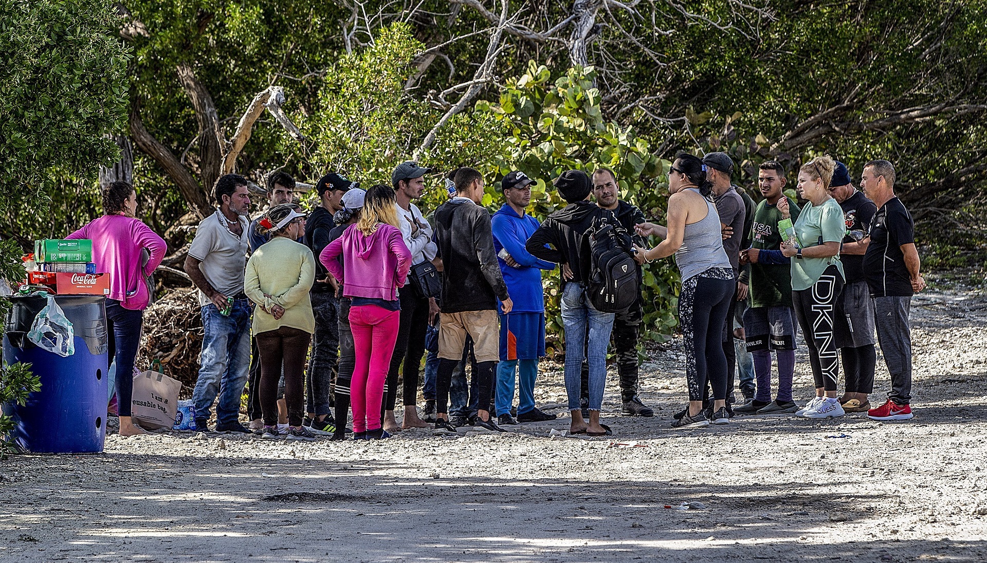 Un grupo de cubanos en los Cayos (Pedro Portal/Miami Herald via AP)