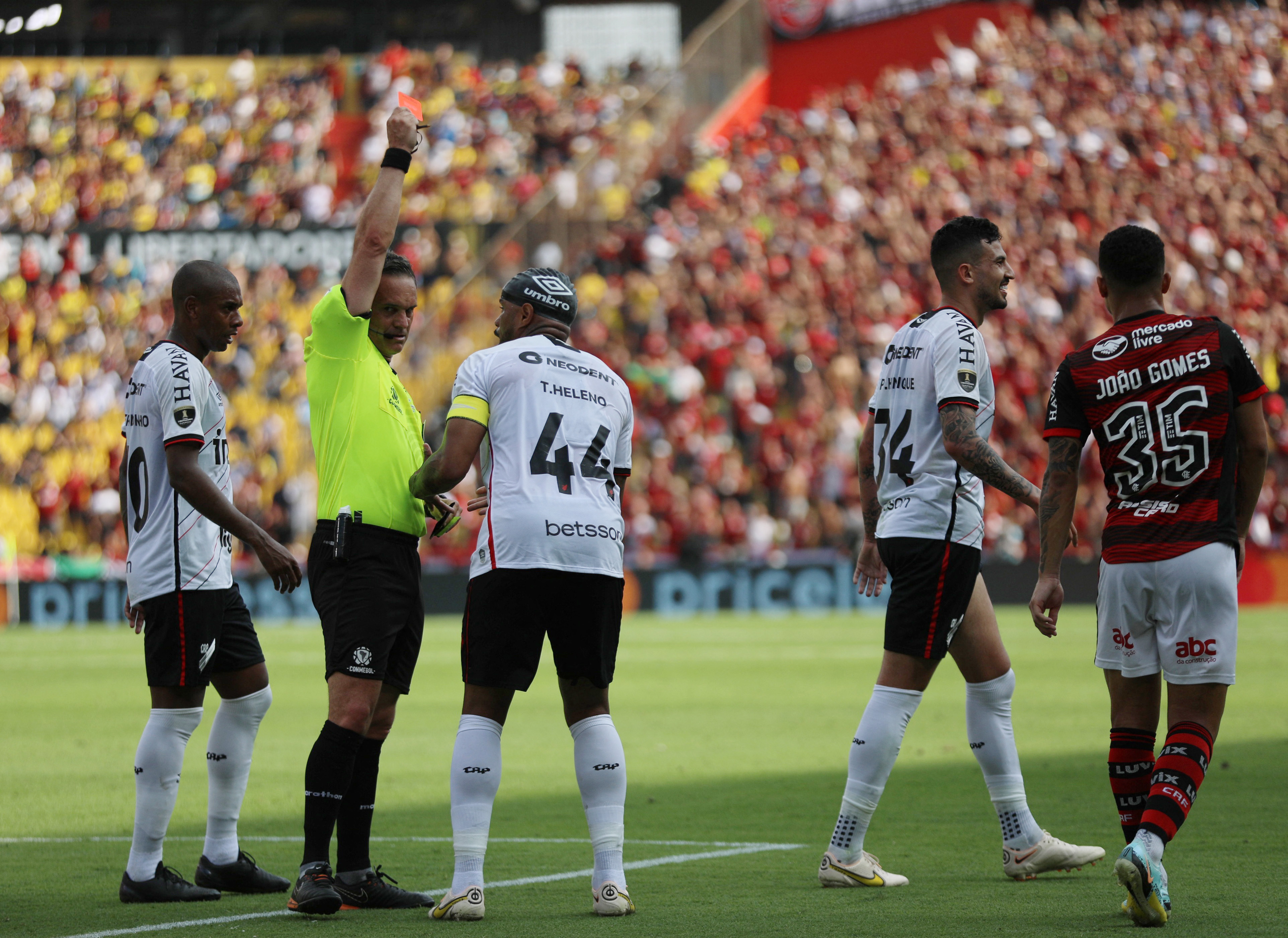 Patricio Loustau le muestra la tarjeta roja al defensor de Athletico Paranaense Pedro Henrique (REUTERS/Luisa Gonzalez)