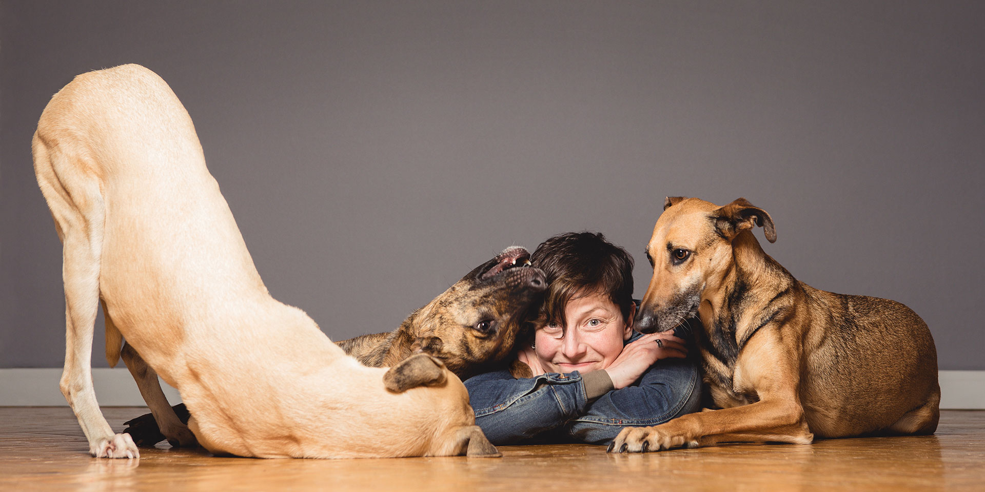 La fotógrafa alemana Elke junto a sus tres perros
