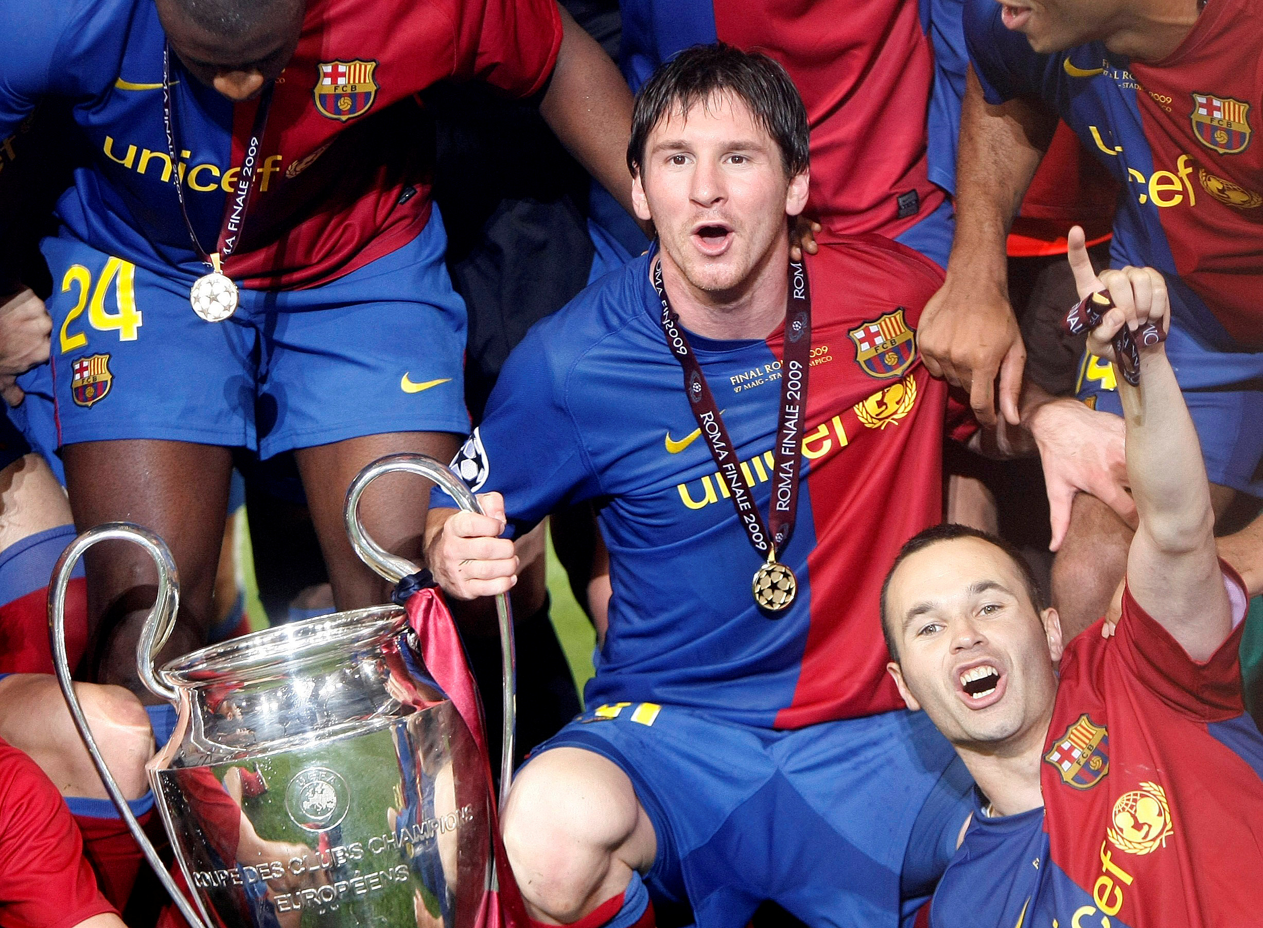 Lionel Messi, con el trofeo de la Champions League de la edición 2009, tras el triunfo ante el Manchester United en el estadio Olímpico de Roma (Reuters/ Albert Gea/ File Photo)