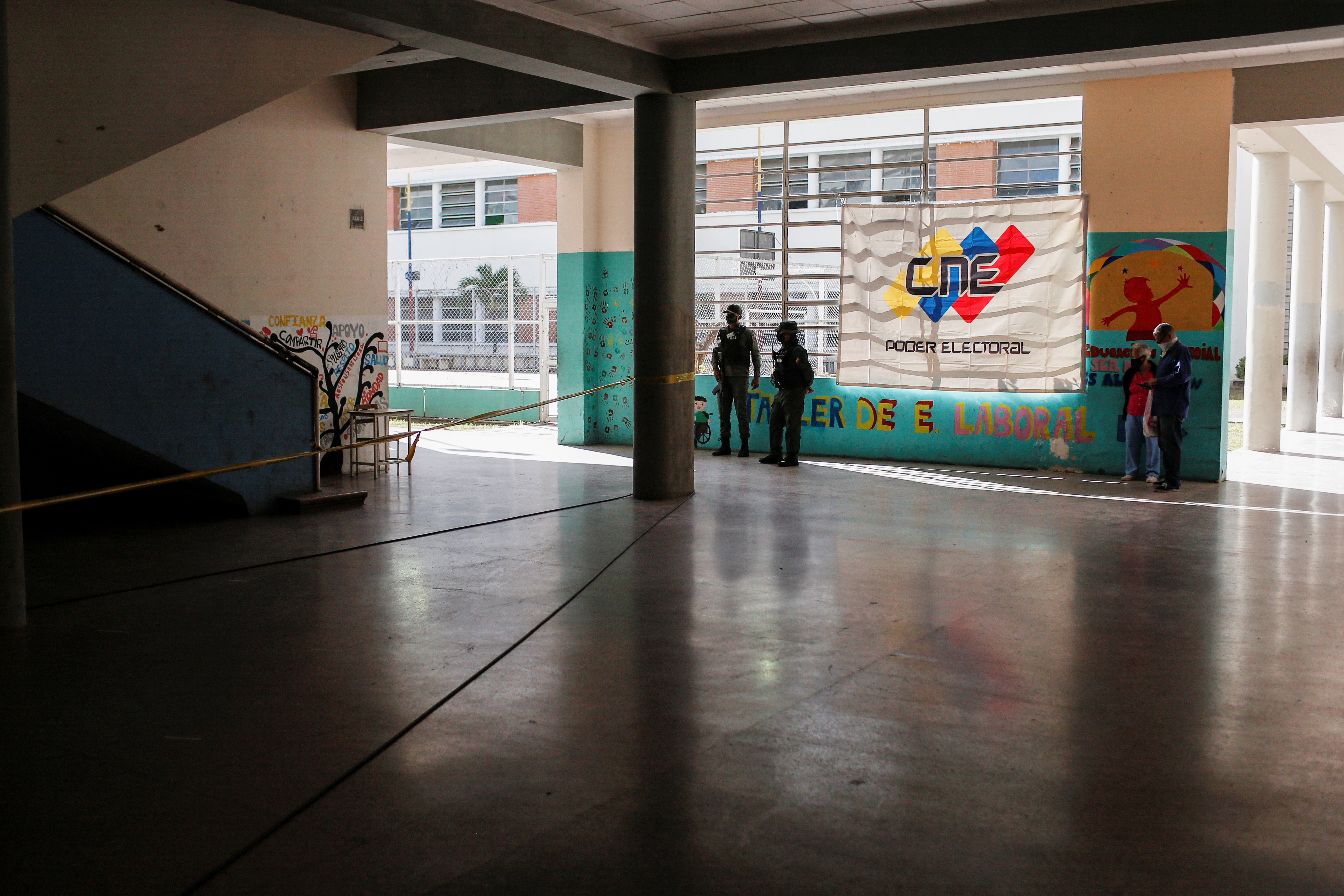 Colegios vacíos ante la escasa participación en las elecciones en Venezuela (Reuters)