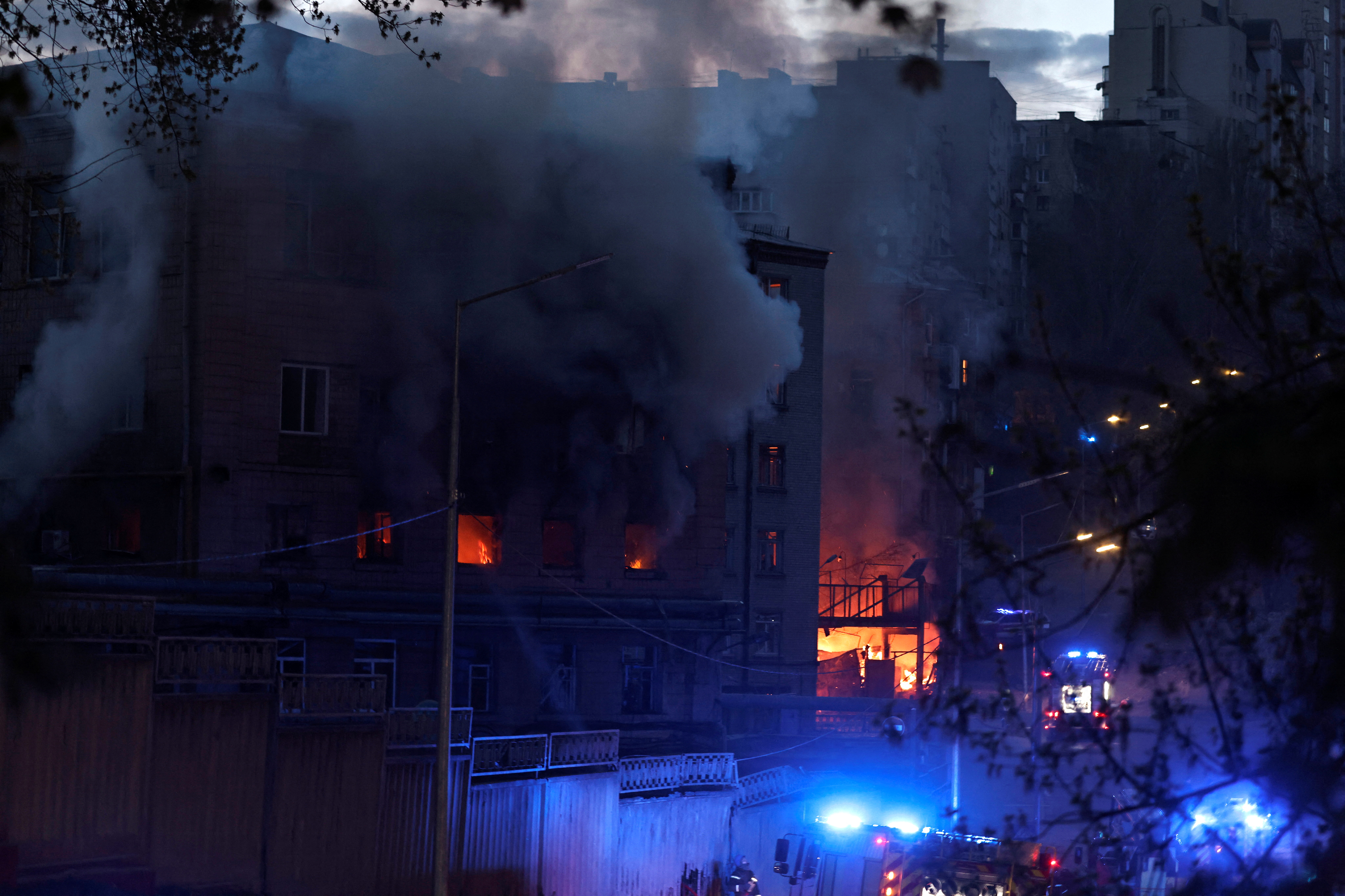 Incendio en un edificio después de un bombardeo, en medio de la invasión rusa de Ucrania, en Kiev, Ucrania, 28 de abril de 2022. REUTERS/Zohra Bensemra