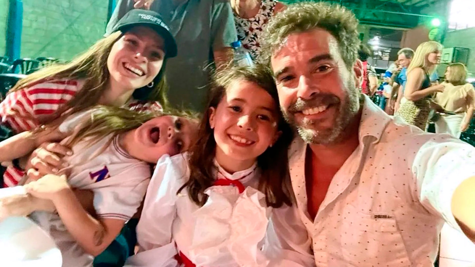 Rufina, en el medio de sus padres, Nicolás Cabré y la China Suárez, quien tiene en brazos a Magnolia, su hija con Benjamín Vicuña