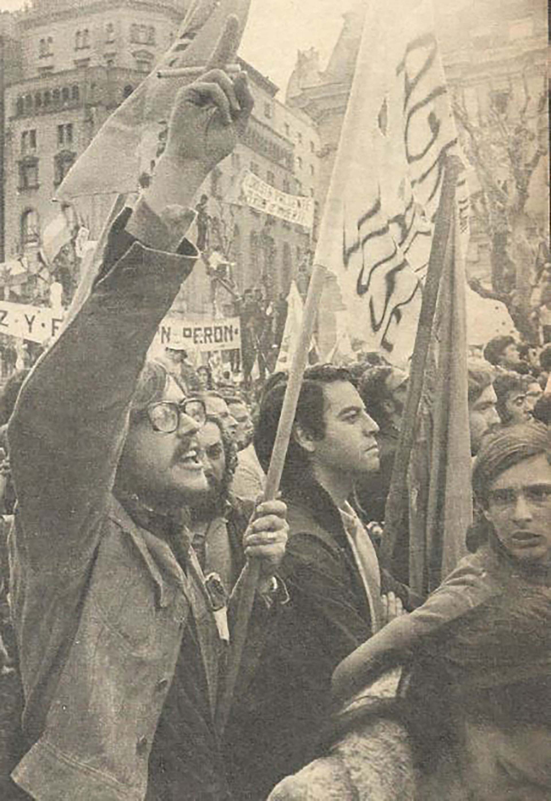 Piero el cantor militante en el medio de la Plaza de Mayo