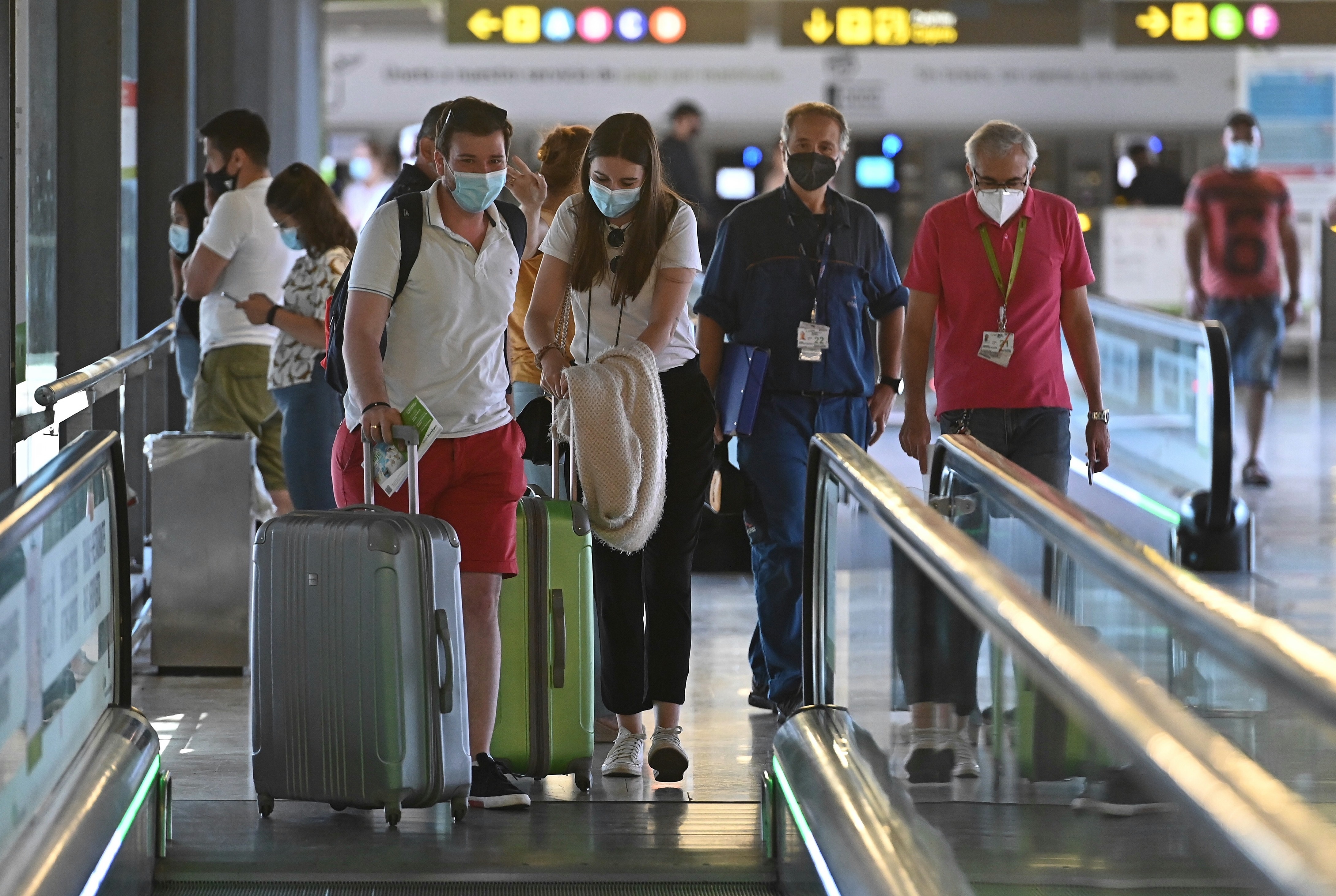 Turistas en el Aeropuerto Internacional de Madrid, la ciudad es una de las más caras para los argentinos. EFE/Fernando Villar/Archivo
